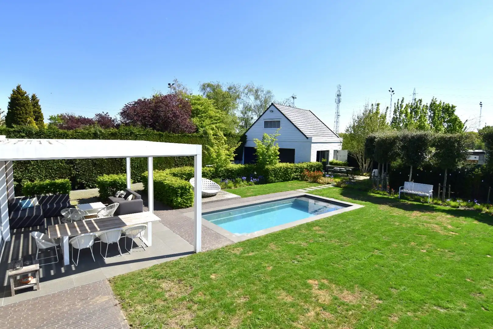Villa met 4 slaapkamers, zwembad en mooie volumes te koop in Moorsele foto 7