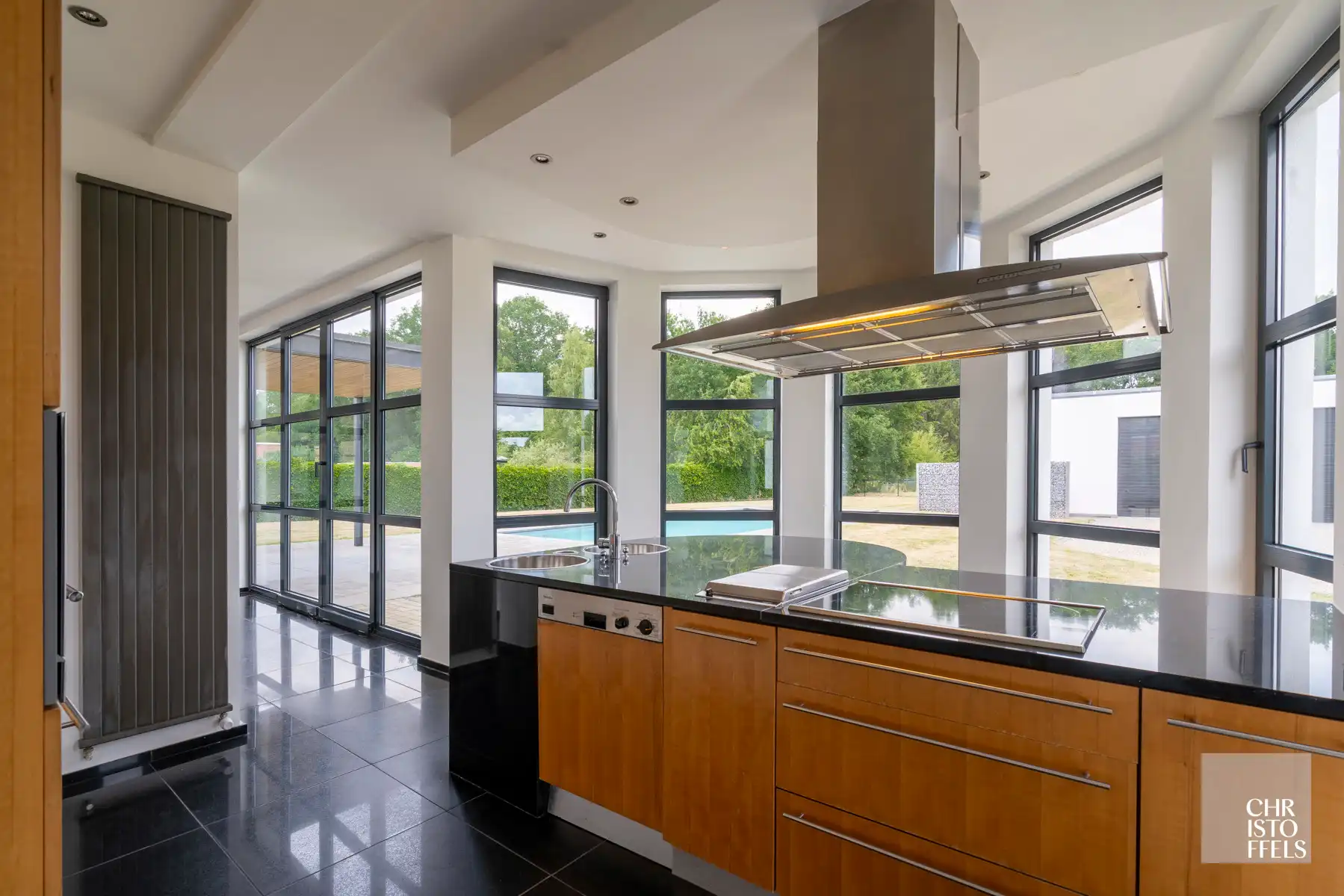 Tijdloze villa (405 m²) met zwembad, magazijn en weiland op 4.858 m²! foto 3