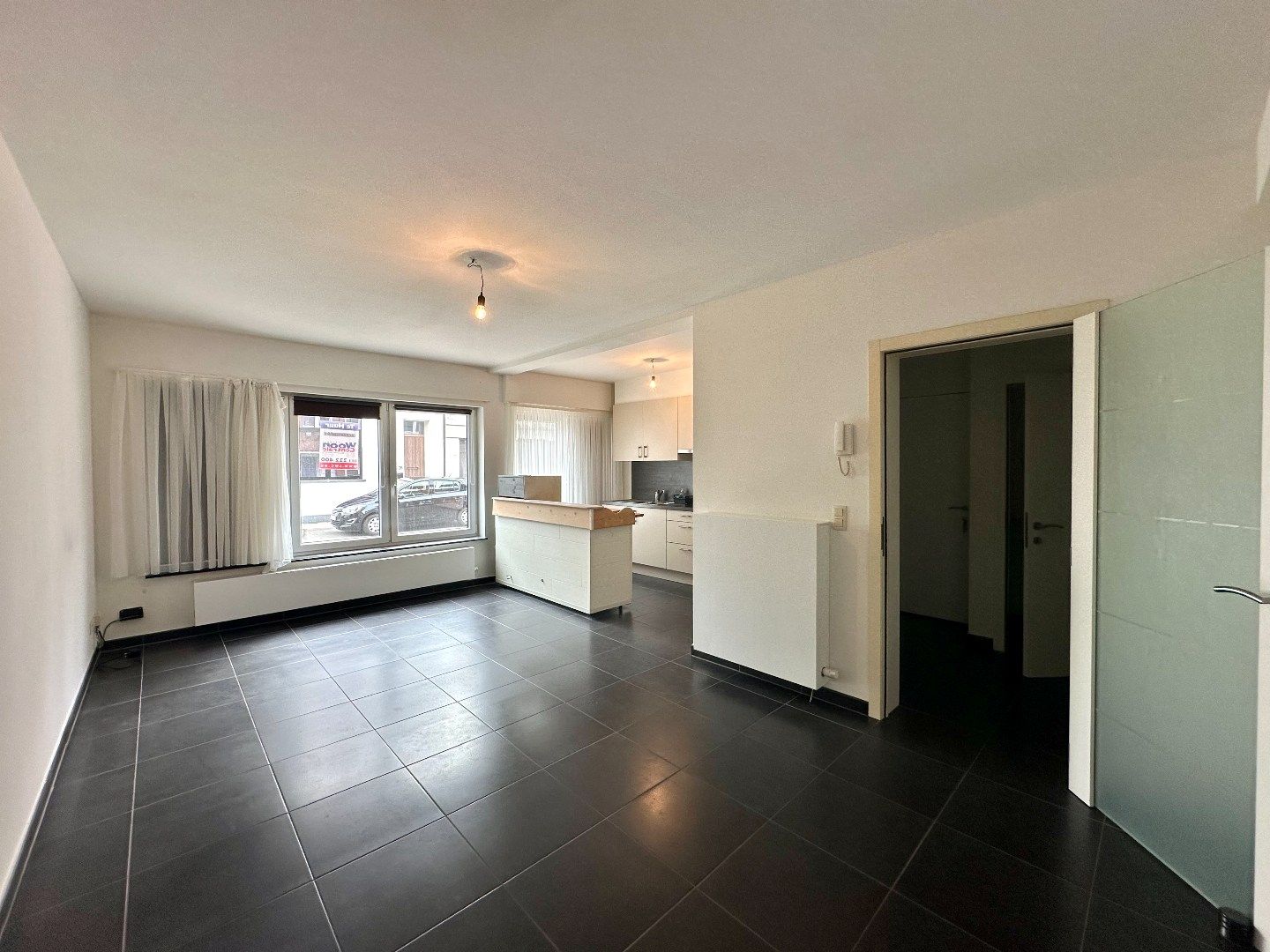 Instap klaar appartement op het gelijkvloers rechts met gezellige koer.  foto 2