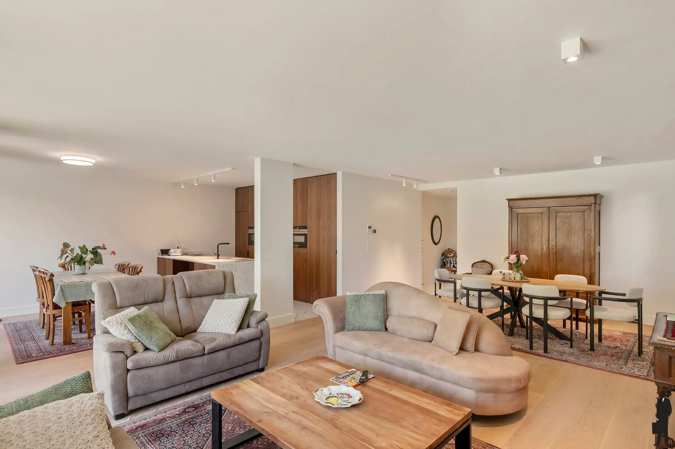 Ruim luxueus afgewerkte gelijkvloers appartement (2019) met tuin en garagebox!  foto 4