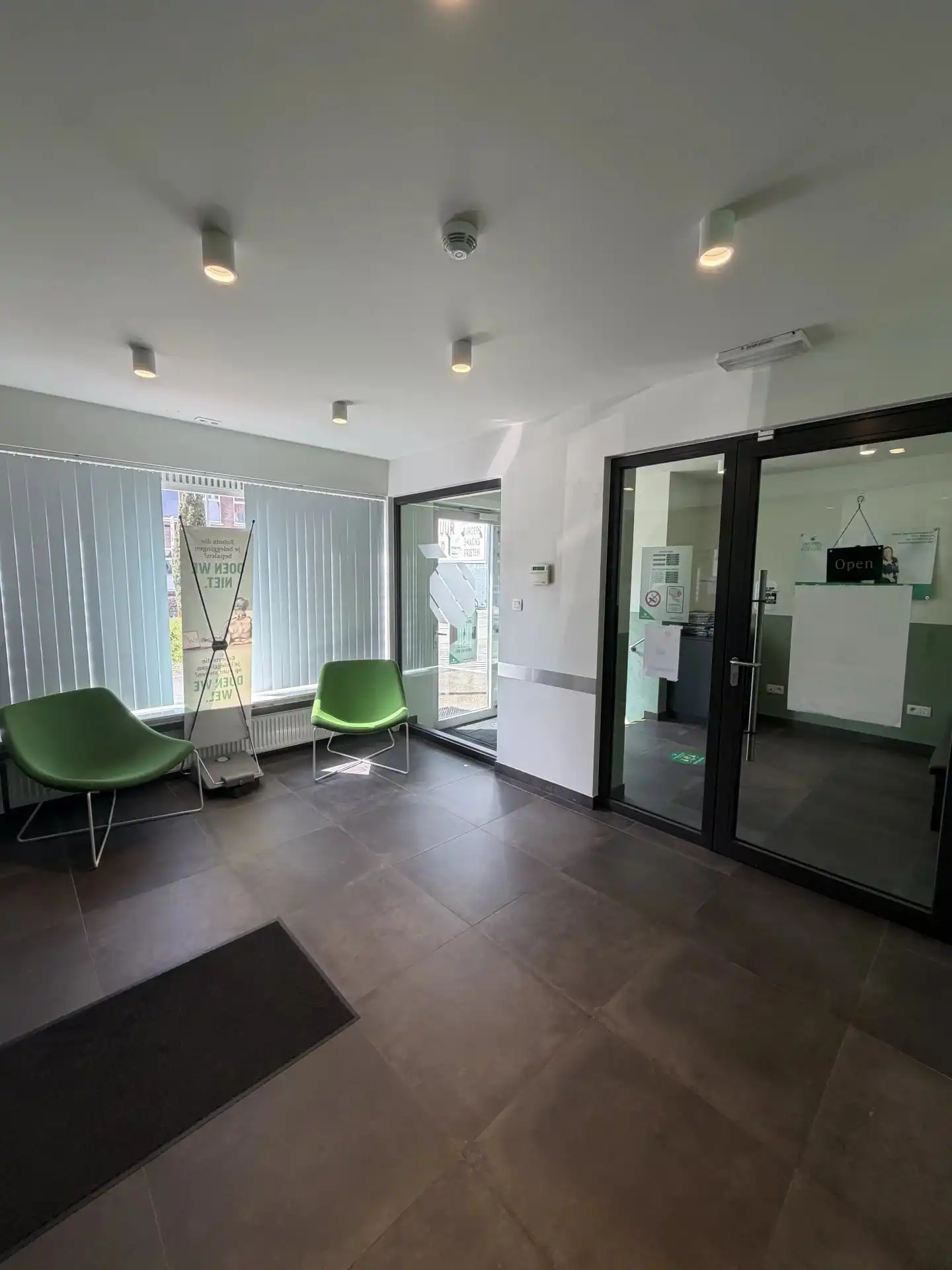 Ruim handelspand op toplocatie in Koersel centrum foto 3