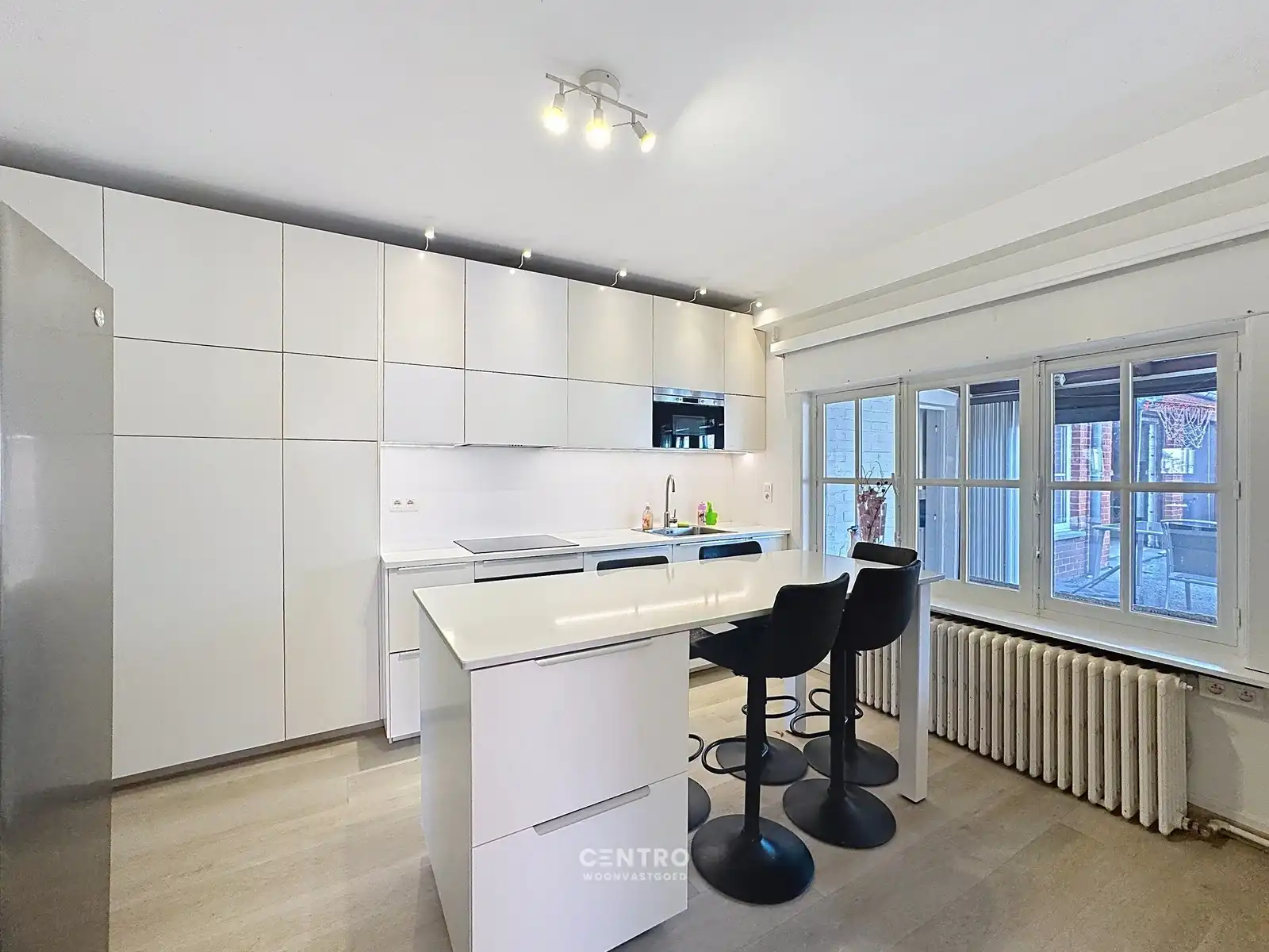 Instapklare woning met 4/5 slpks en RUIM magazijn! foto 5