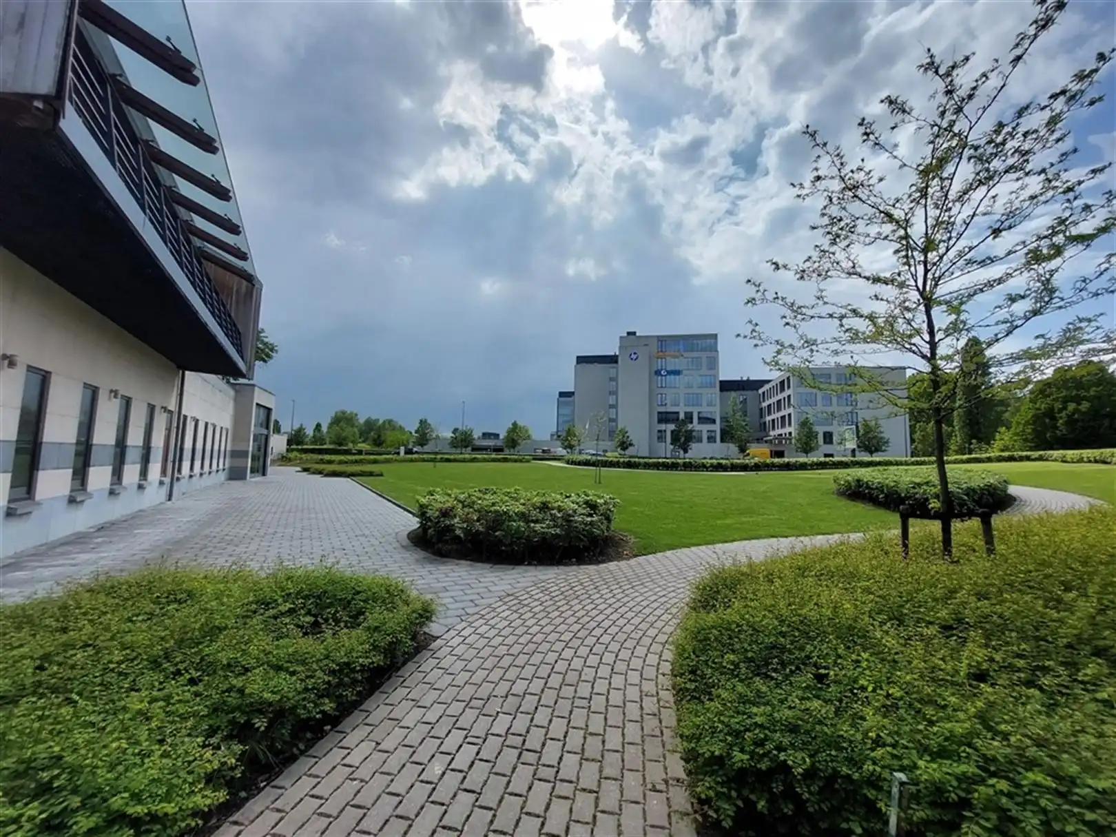 TWIN SQUARES - 984m² instapklaar foto 3