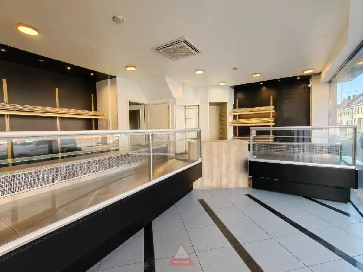 Moorslede – Veelzijdig handelspand met woonst en magazijn op commerciële ligging foto 3