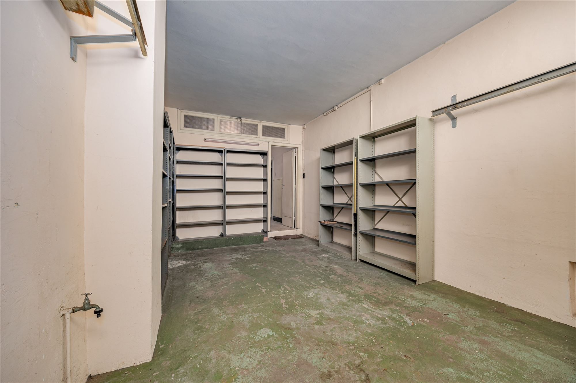 Te renoveren woning met 4 - 5 slk en garage foto 6