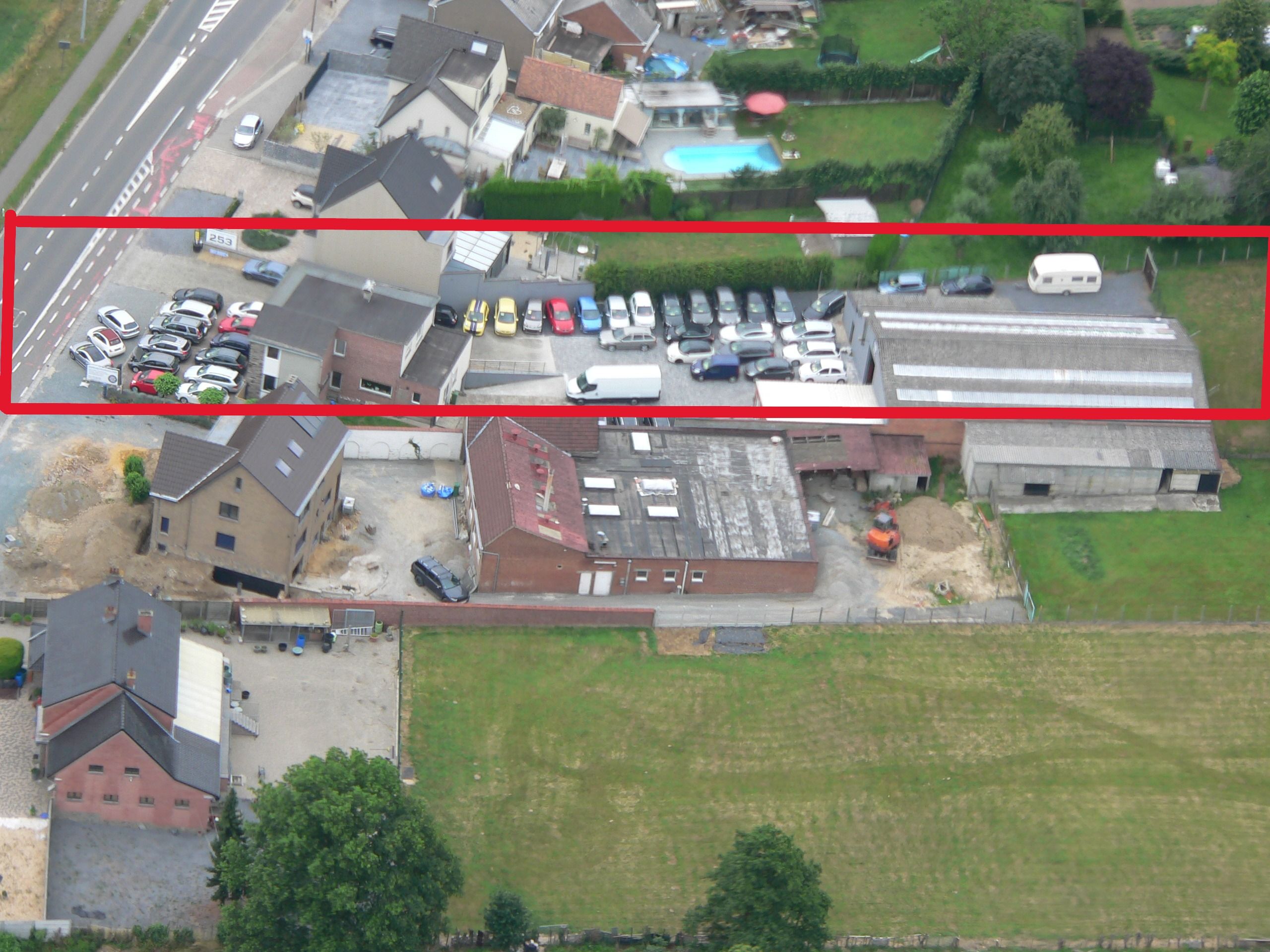 ACTIEVE AUTOGARAGE EN WOONHUIS foto {{pictureIndex}}