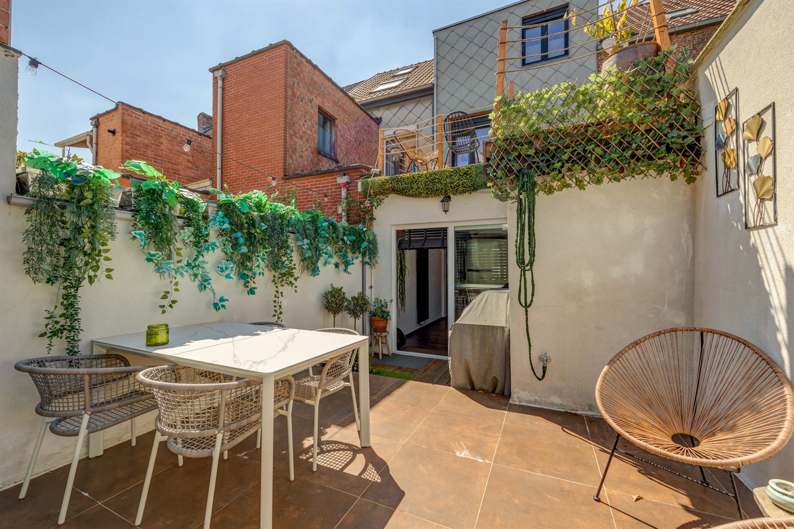 Gerenoveerde woning met 2 slpk, 2 badkamers en stadskoer foto 2