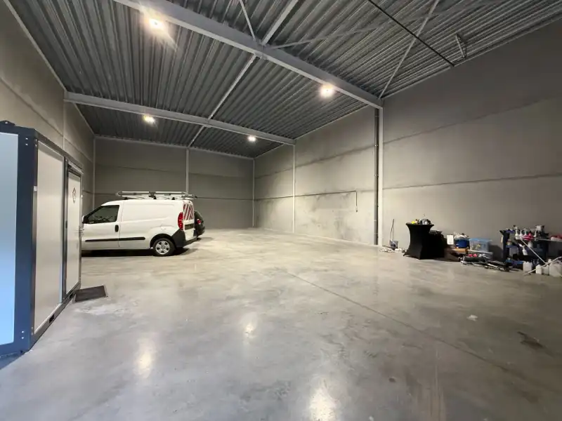 Recente KMO-unit van 234 m² met 2 privatieve parkeerplaatsen foto 9