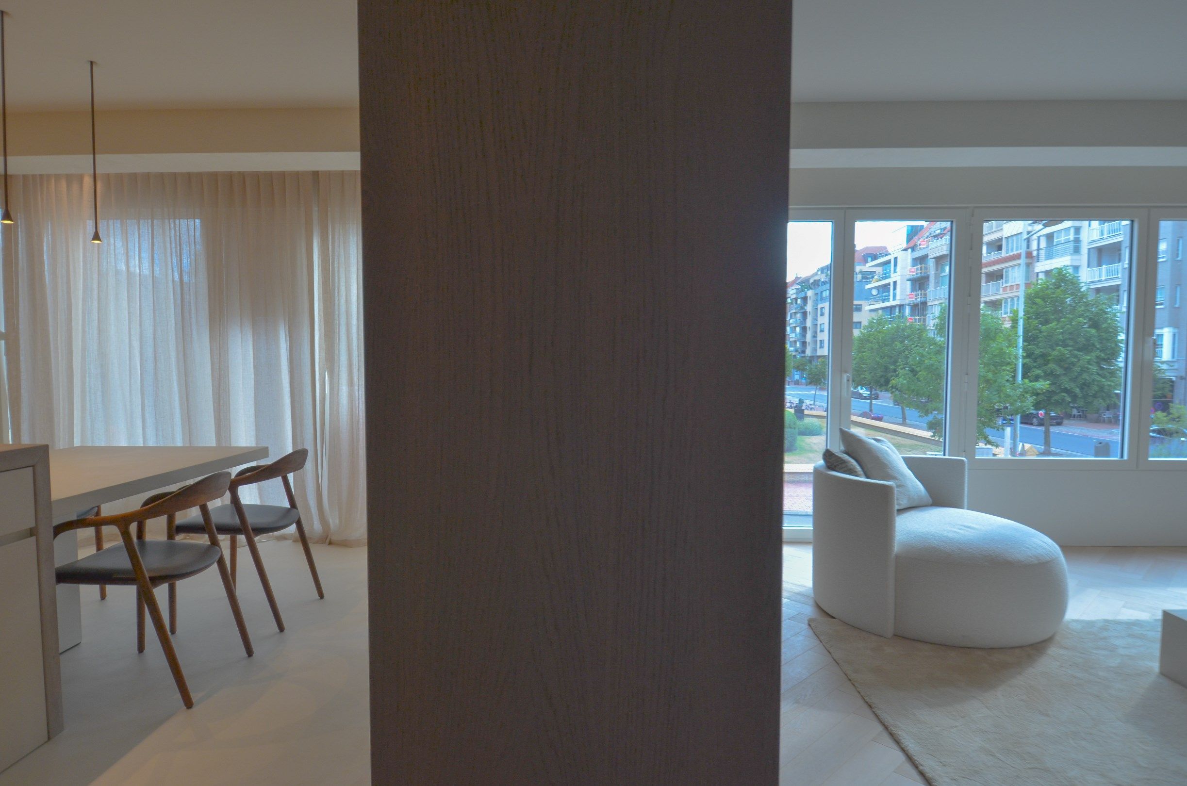 Uitzonderlijk ,tijdloos volledig gerenoveerd appartement met een open zicht . foto 12