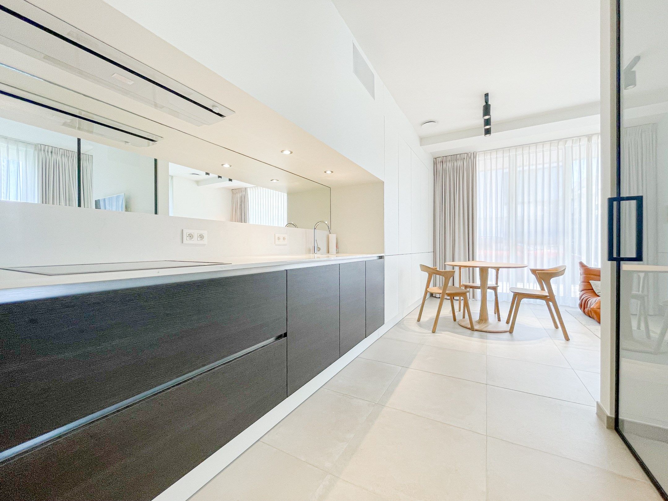 Subliem smaakvol ingericht hoek appartement gelegen in een recente residentie nabij de Dumortierlaan. foto 6