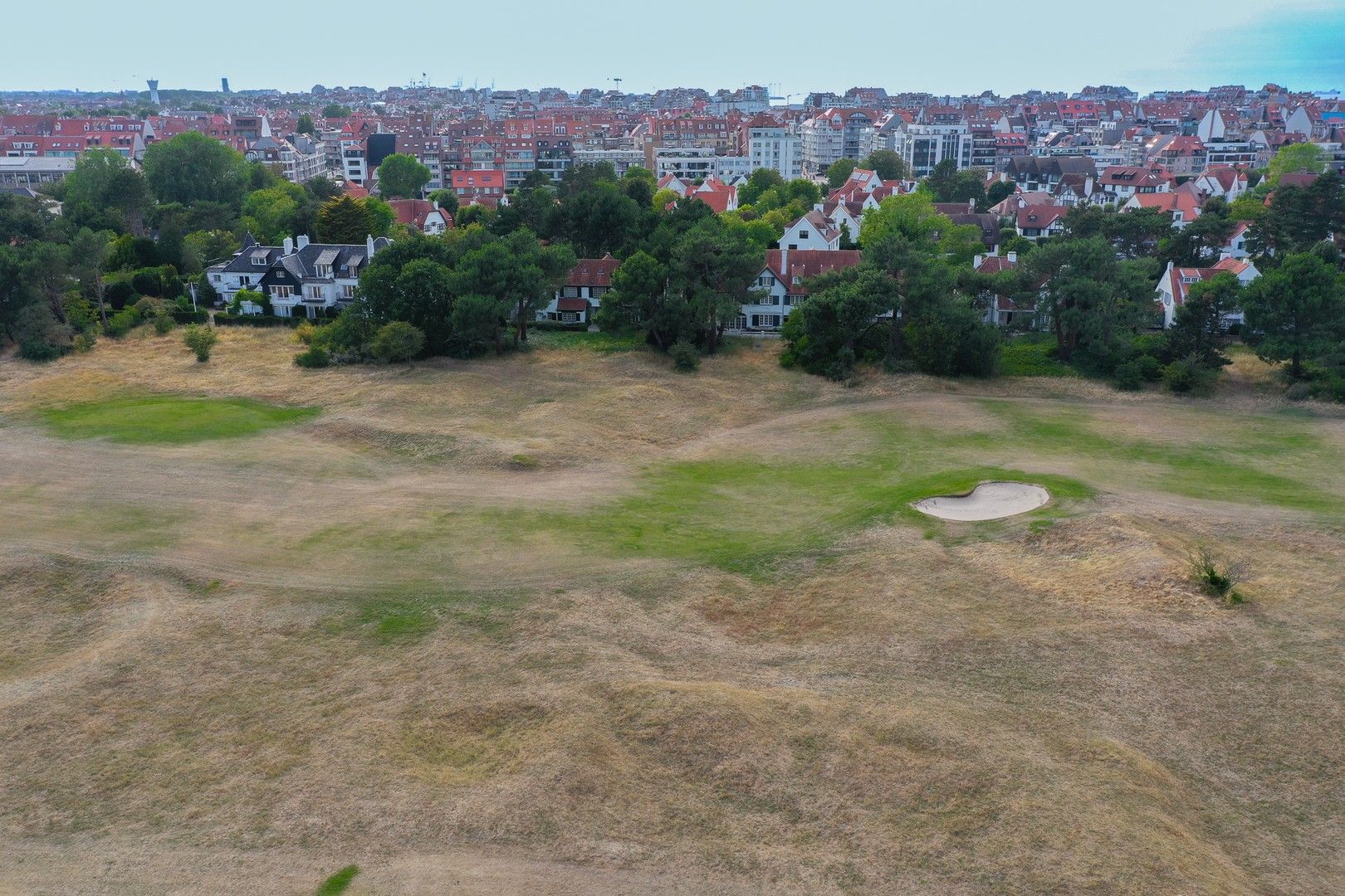 Te renoveren charmante koppelvilla gelegen in een paadje met panoramisch open zicht op de Royal Zoute Golf. foto 6