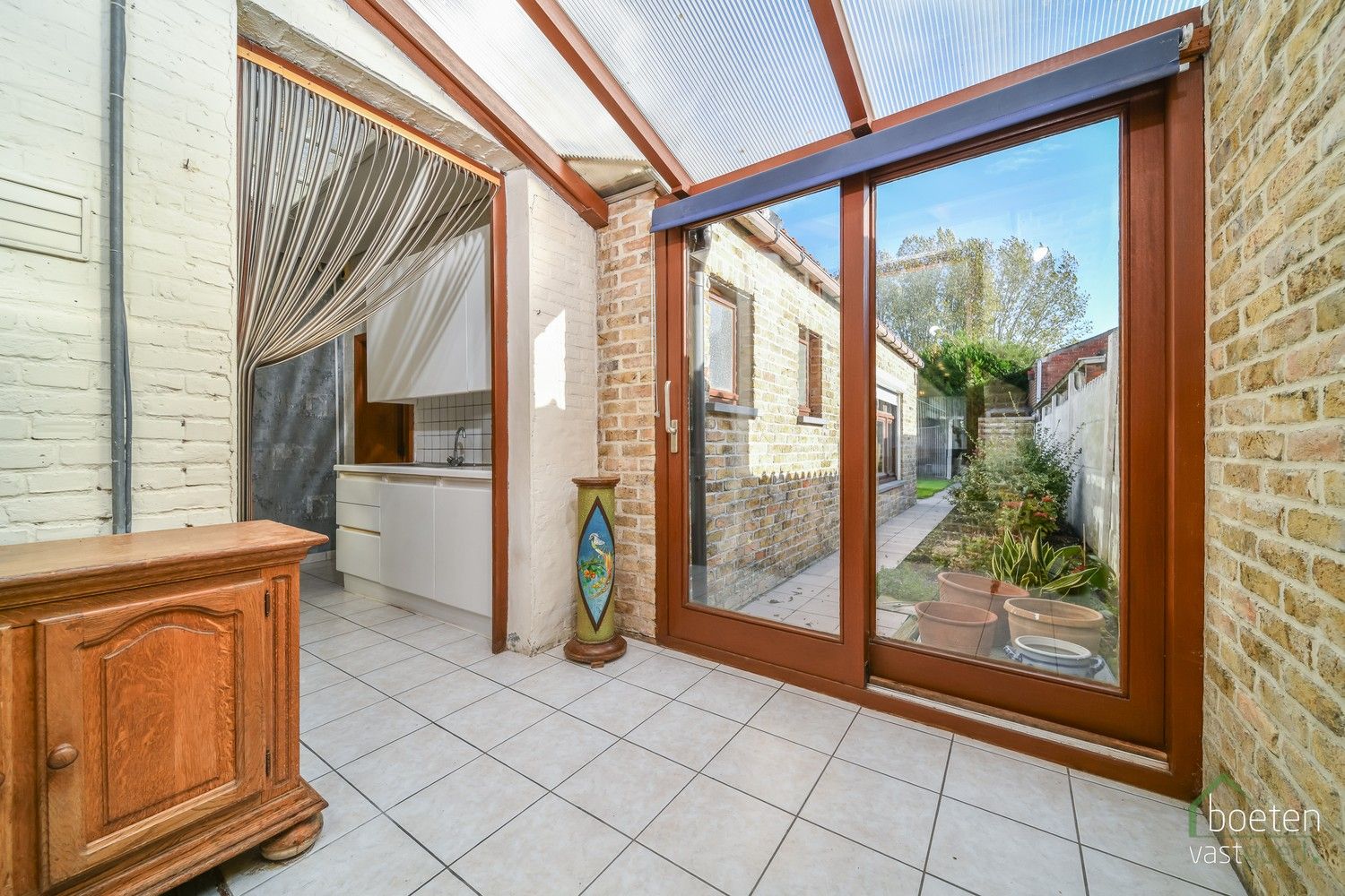 Alveringem: Interessante dorpswoning met redelijk comfort, 3 slaapkamers, tuin en uitweg met garage achteraan op 428m² grondopp. foto 6