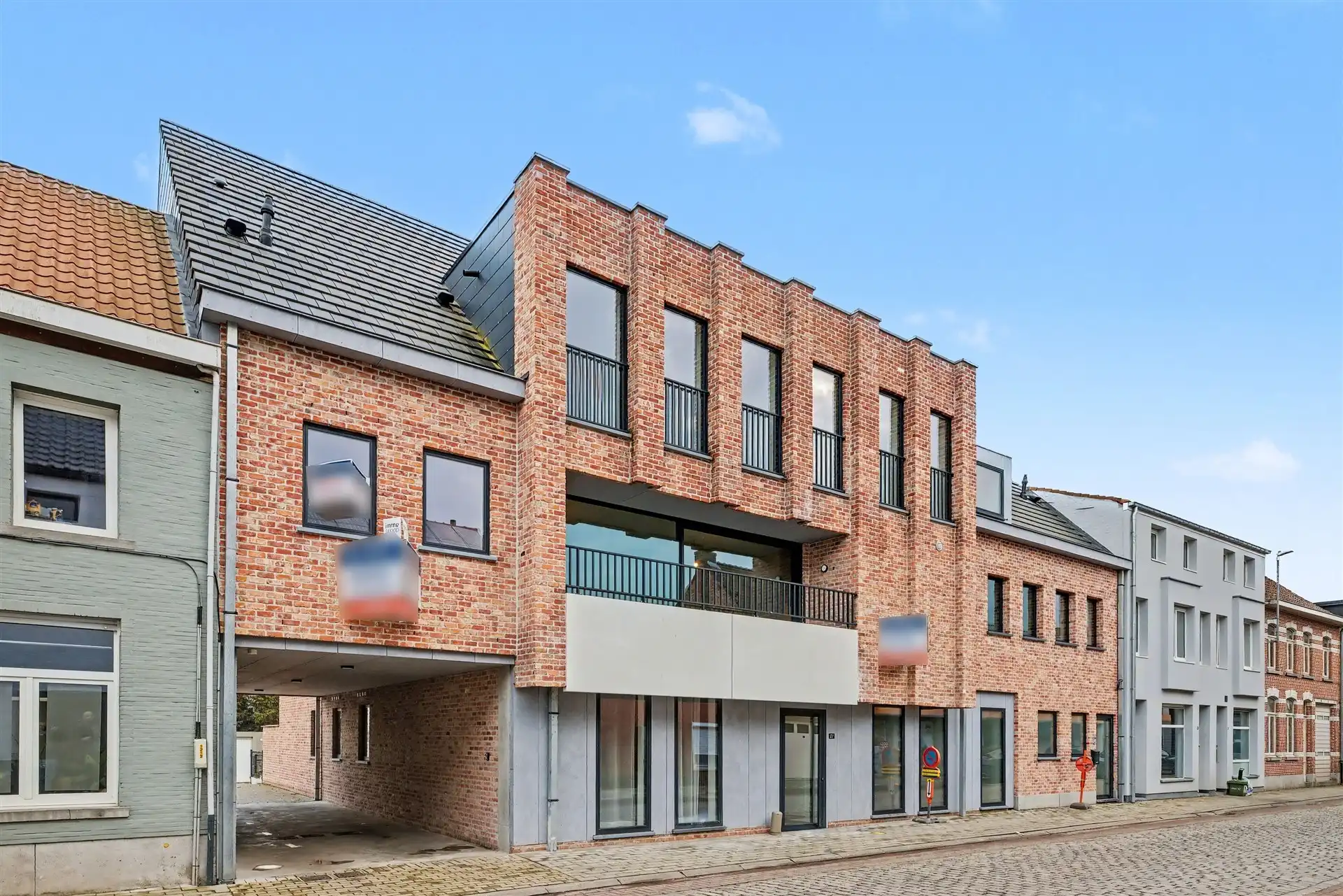 Afgewerkt nieuwbouwappartement met 1 slaapkamer en garage (67m²) foto {{pictureIndex}}