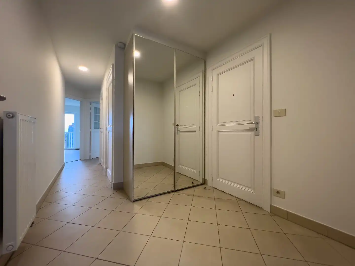 Ruim appartement met 2 slpk. aan de zonnekant van de Lippenslaan. Garage in de residentie te huur. foto 8