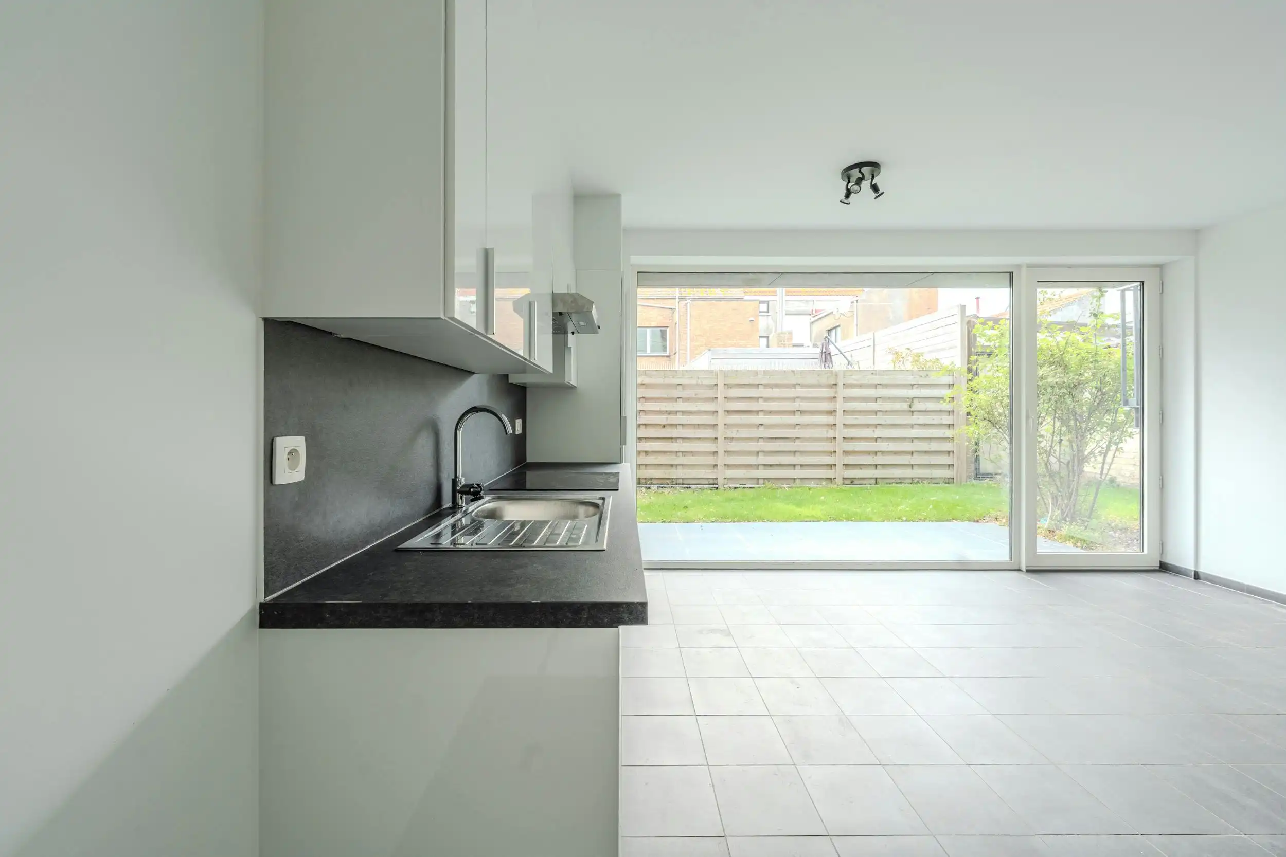 Lichtrijke studio met slaaphoek en met tuintje te Bredene  foto 3