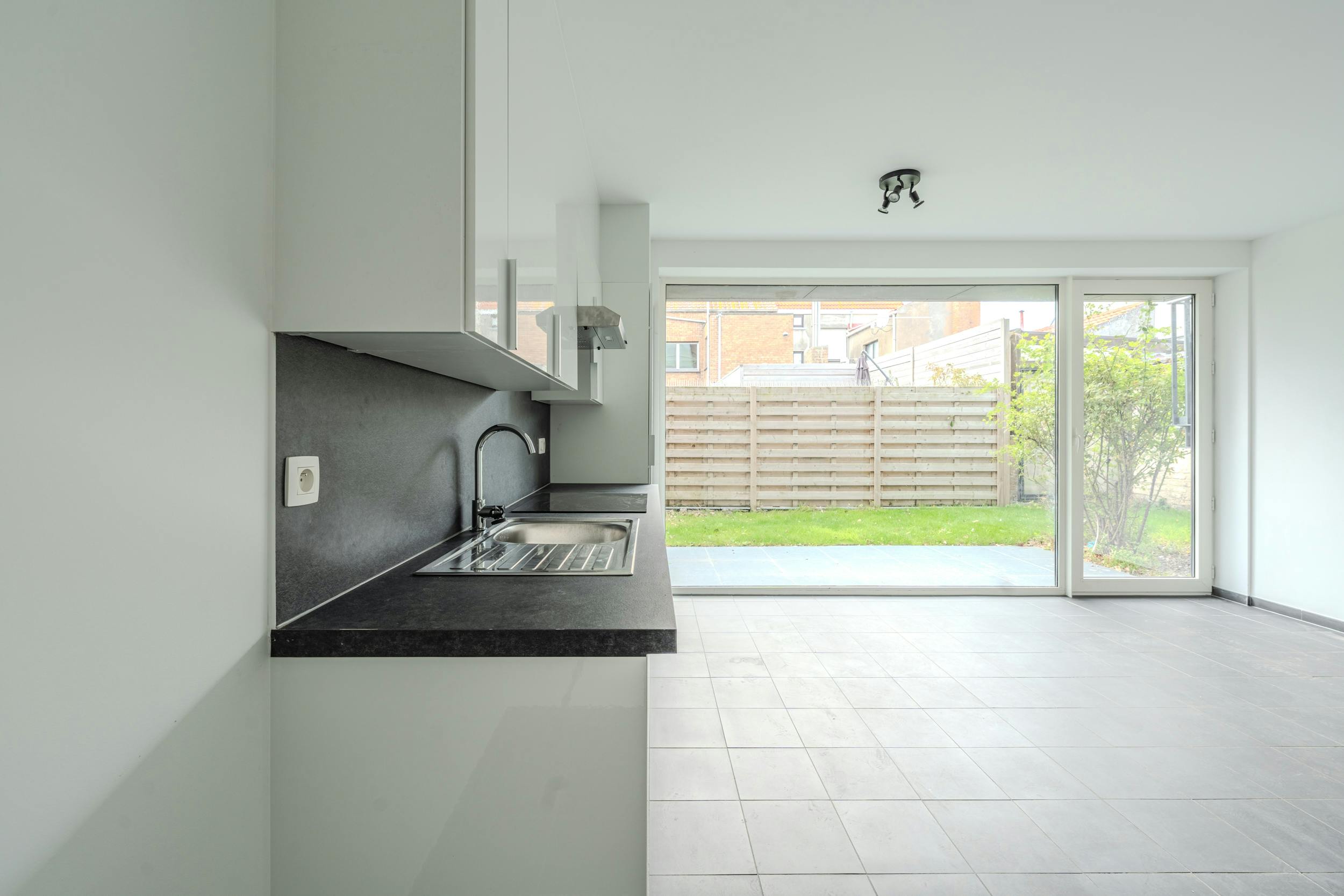 Lichtrijke studio met slaaphoek en met tuintje te Bredene  foto 3