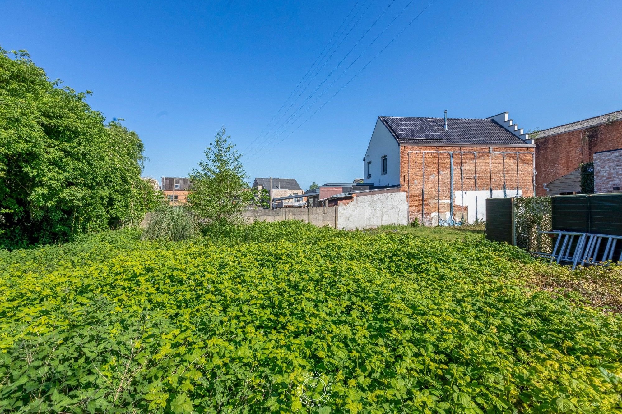 Bouwgrond of projectgrond op een zeer ruim perceel van 1096m² foto 2