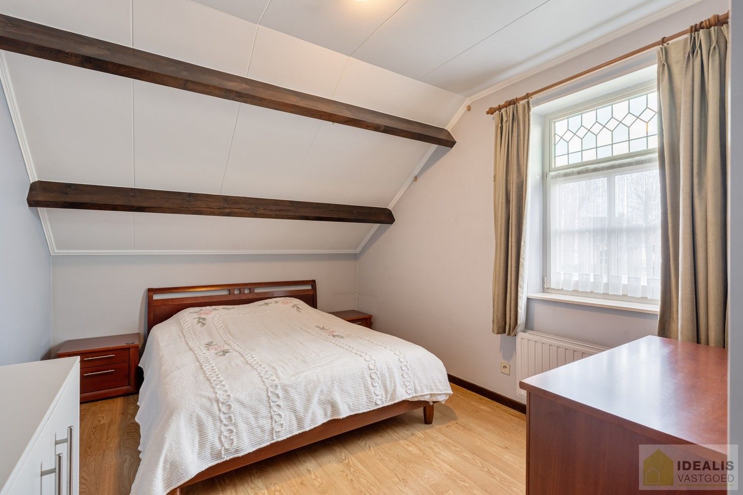 RUIME, INSTAPKLARE EN ENERGETISCH AANGEPASTE WONING VOORZIEN VAN 15 ZONNEPANELEN EN ZONNEBOILER. RIANTE WOONKAMER, KNAPPE KEUKEN, APART BUREEL, APARTE HOBBYRUIMTE, FIJNE WASPLAATS, 4 SLAAPKAMERS, 2 BADKAMERS EN INPANDIGE GARAGE! foto 37