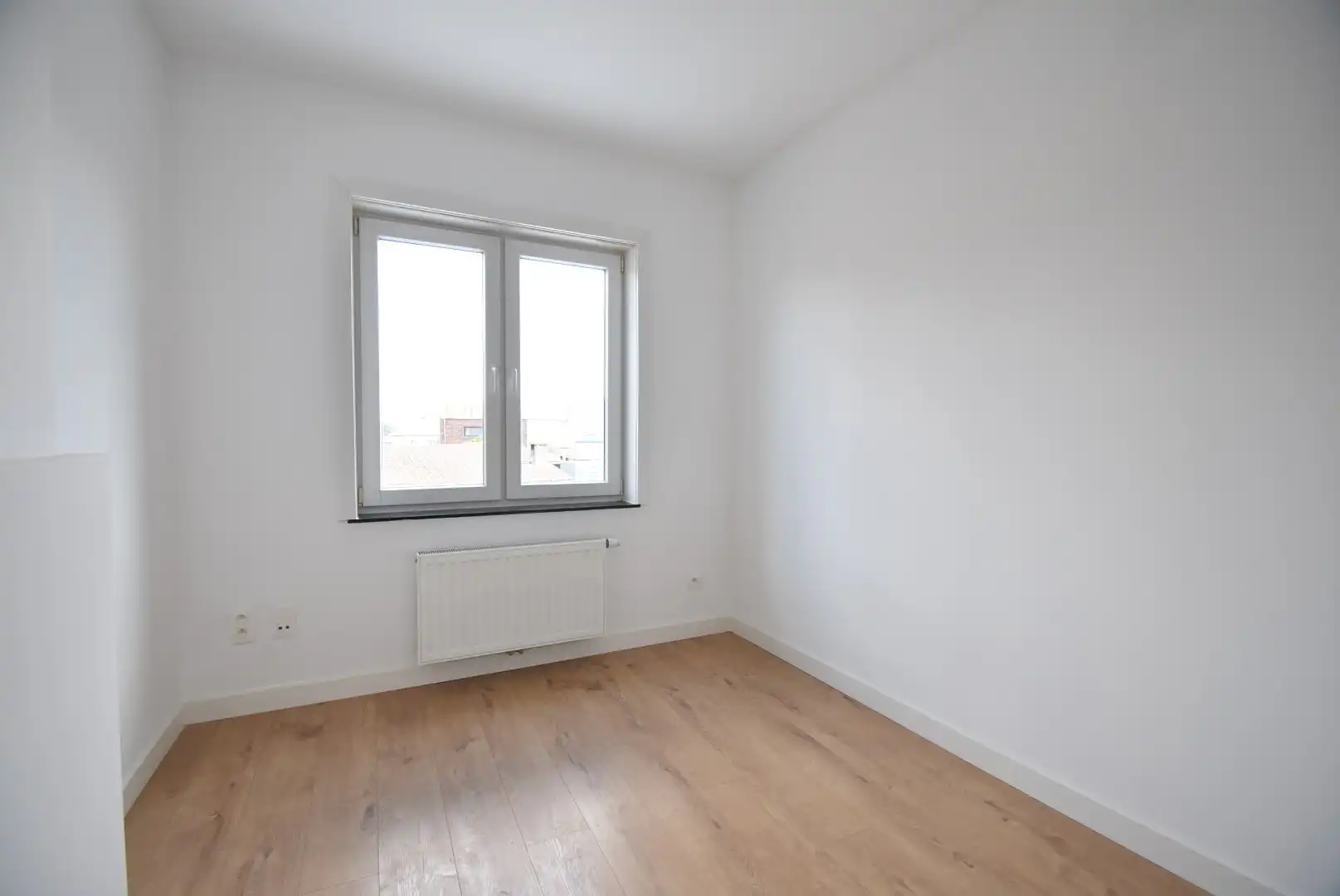 Fris en luchtig gerenoveerde woning met drie slaapkamers, terras, en garage, inbegrepen de stroom via zonnepalen.  foto 26