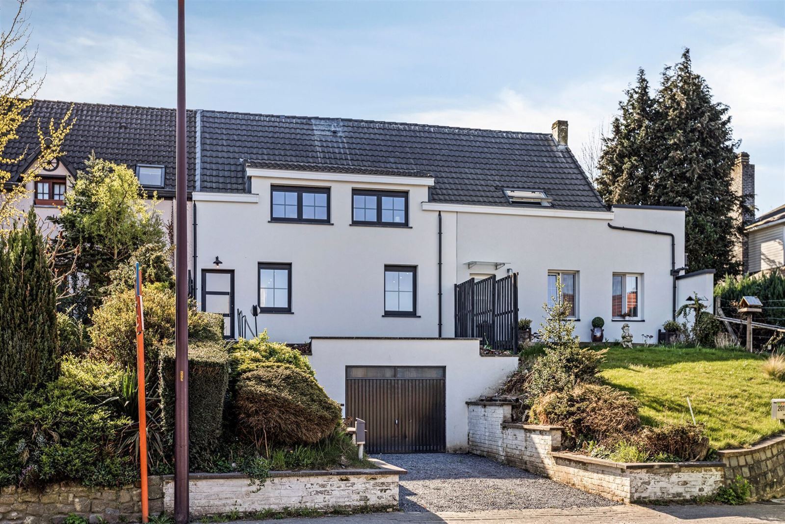 Volledig gerenoveerde woning met 3 slaapkamers, garage en prachtige tuin foto {{pictureIndex}}