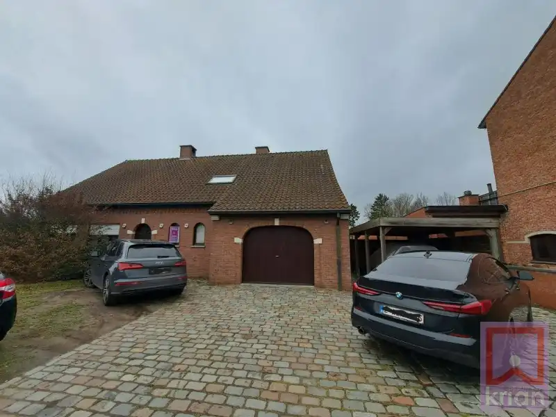 Grote ruime woning met 4 slaapkamers, tuin, garage en carport foto {{pictureIndex}}