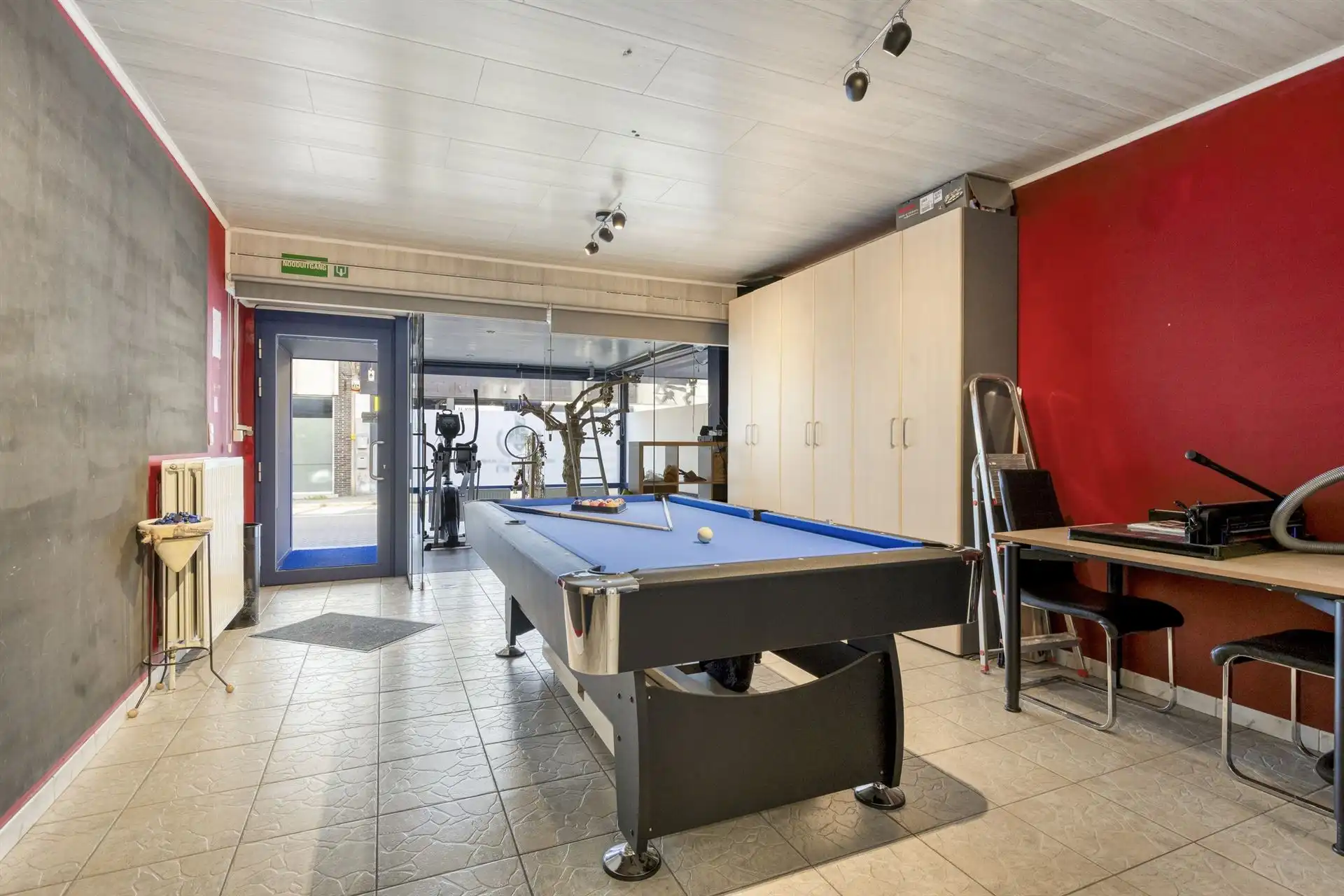 Ruime woning met handelsruimte(57m²)en opslagruimte(462m²). foto 3