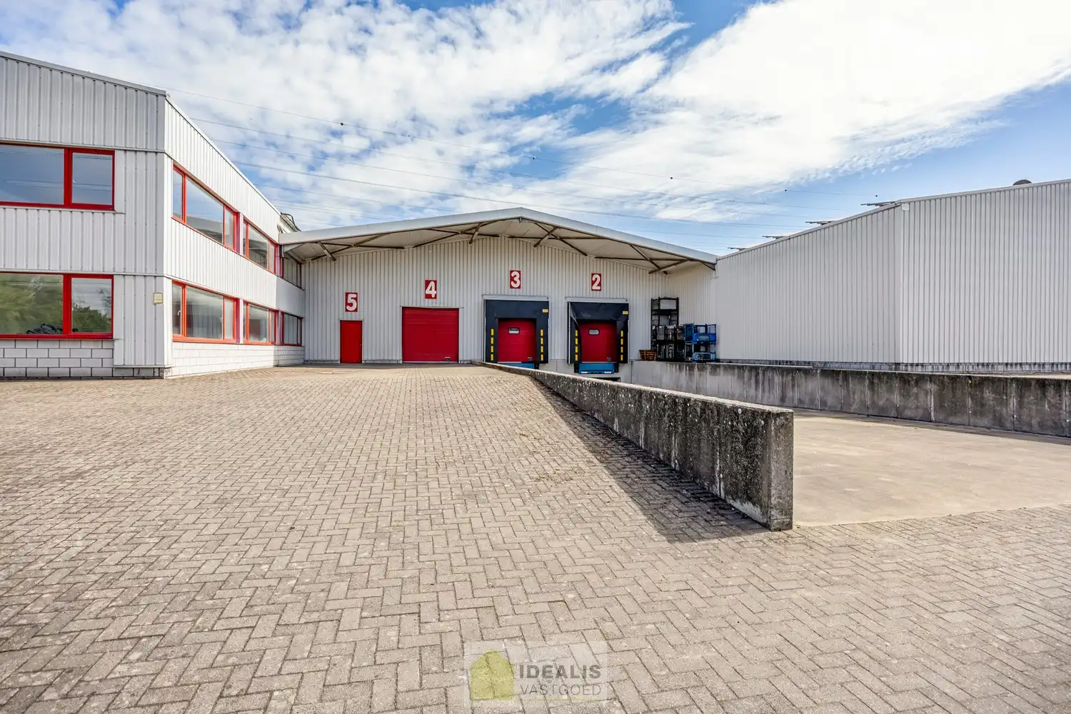 IDEALIS VASTGOED – Industrieel bedrijfsgebouw van maar liefst +-5000m² bruikbare oppervlakte, bestaande uit bedrijfshallen, kantoor- en vergaderruimtes en een appartement met een centrale ligging op industrieterrein Genk Zuid op een perceel van 10.326m² (1,03 hectare). foto 7