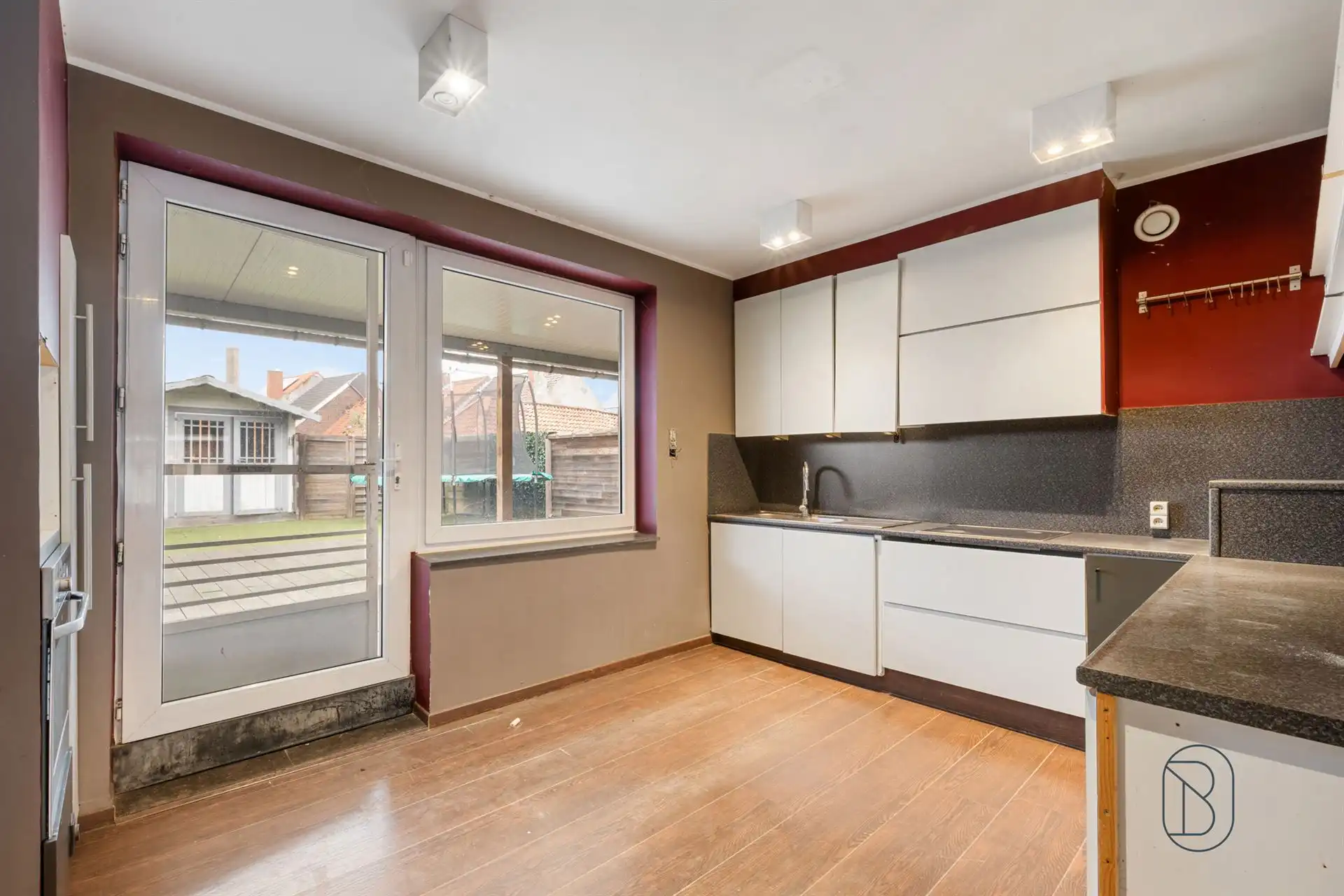 Handelspand met ruime woonst, garage en leuk terras foto 12