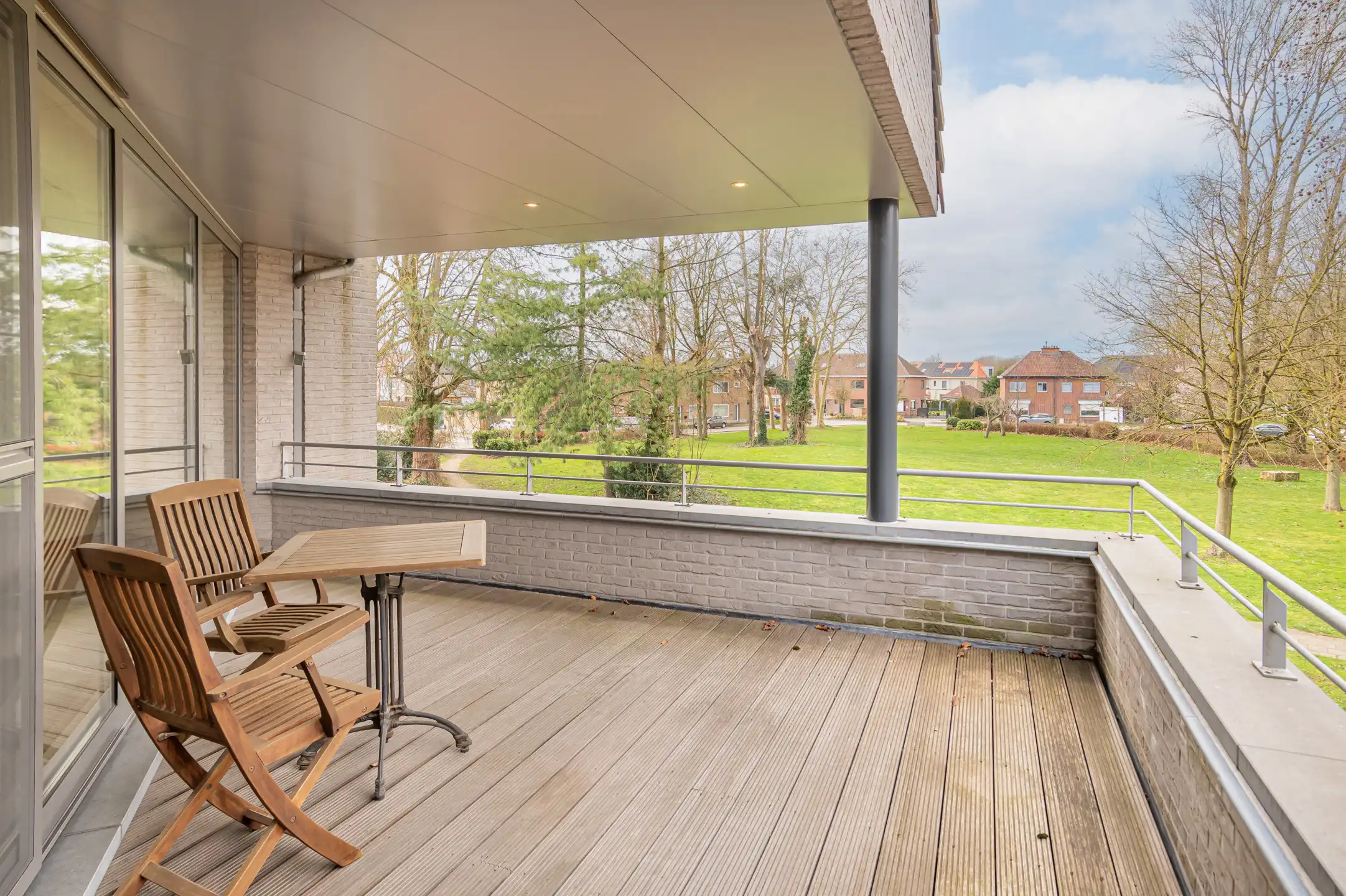 Ruim en instapklaar appartement met 2 terrassen en garage foto {{pictureIndex}}