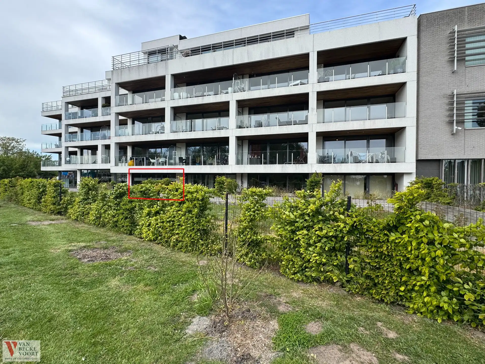 Lichtrijk gelijkvloers appartement met ruim terras foto 9