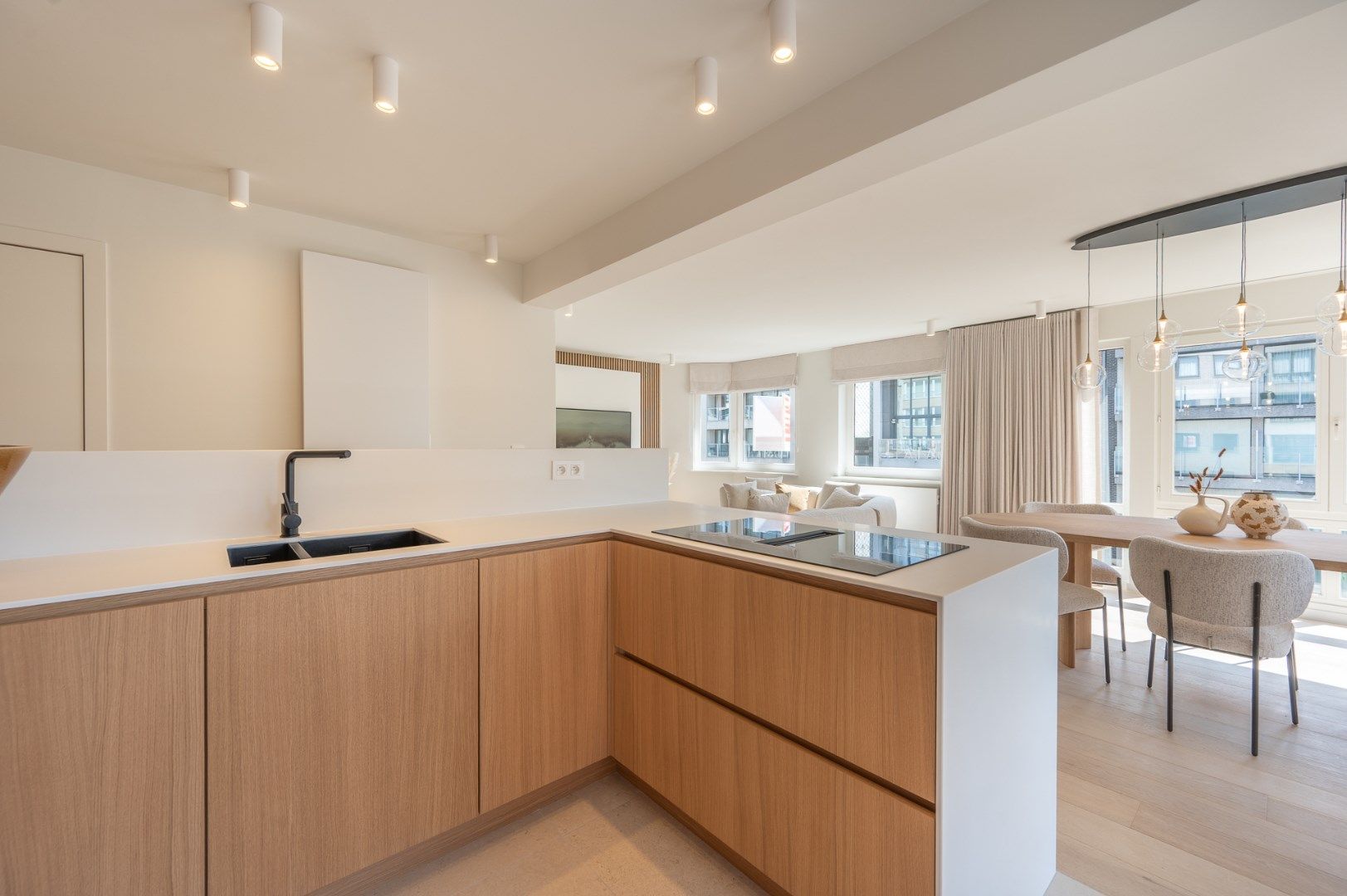 Prachtig gerenoveerd hoekappartement in centrum Knokke vlakbij de Zeedijk en het Van Bunnenplein  foto 14