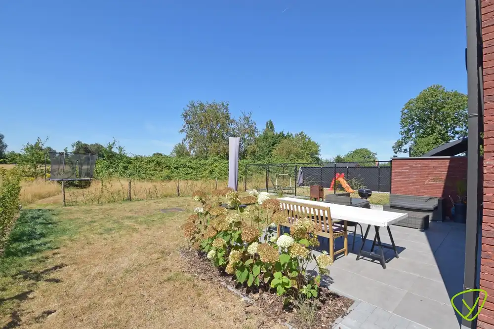 Prachtig afgewerkte woning te huur op een rustige locatie net buiten het centrum van Eeklo foto 15