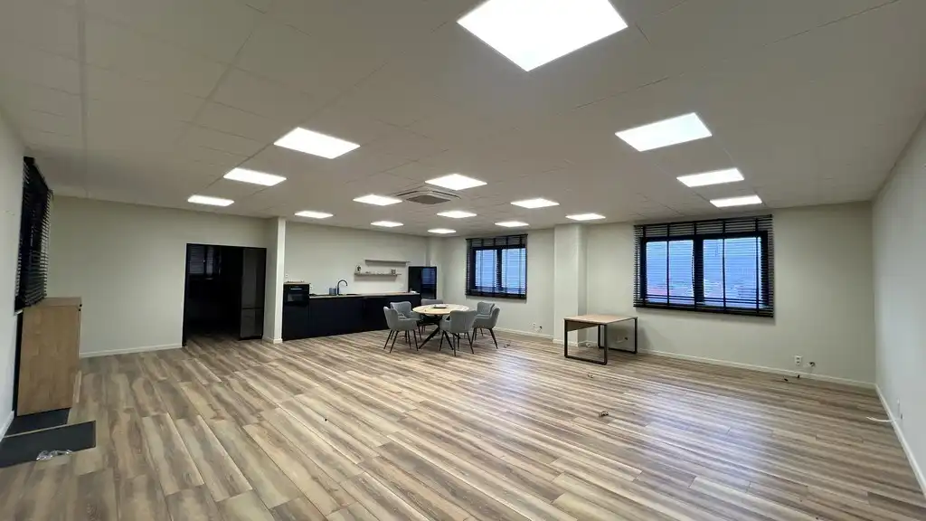 Loods met kantoor te huur in Europark-Noord te Sint-Niklaas foto 4