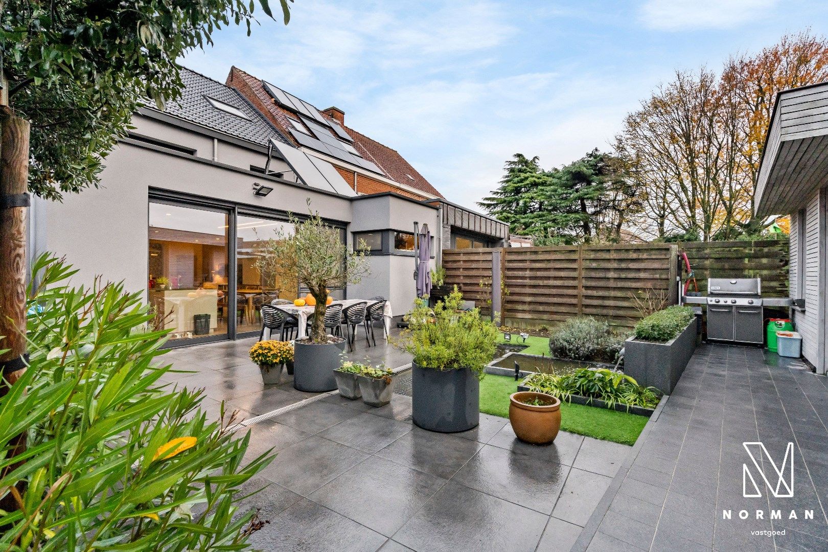 Prachtig gerenoveerde woning met 3/4 slks, tuin en garage in centrum Kuurne. foto {{pictureIndex}}