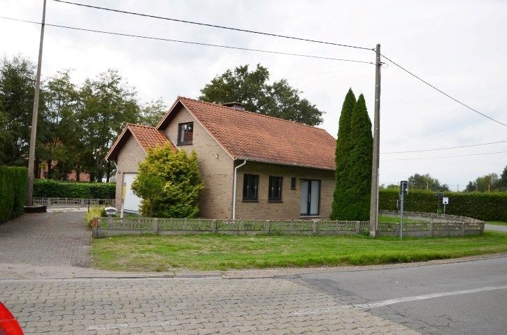 Gezellige gerenoveerde woning met drie slaapkamers, tuin en garage foto {{pictureIndex}}