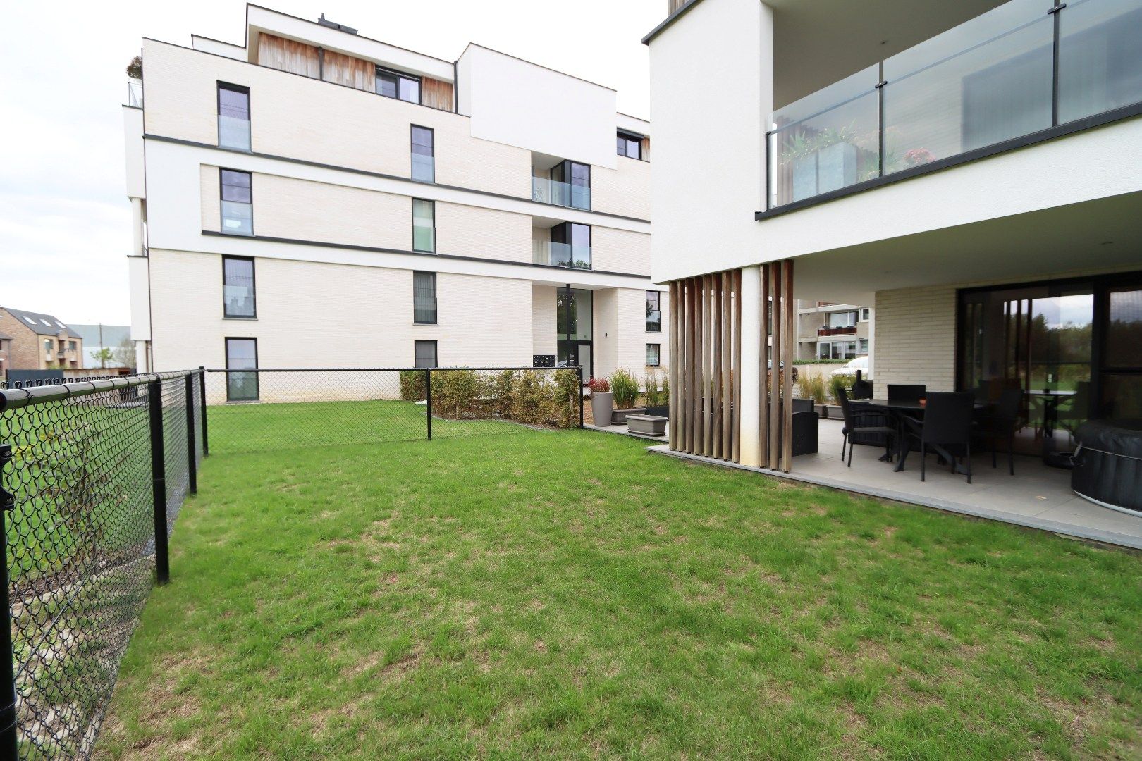 Gelijkvloers appartement met tuintje, terras, autostandplaats en kelderberging in hartje Maaseik  foto 15