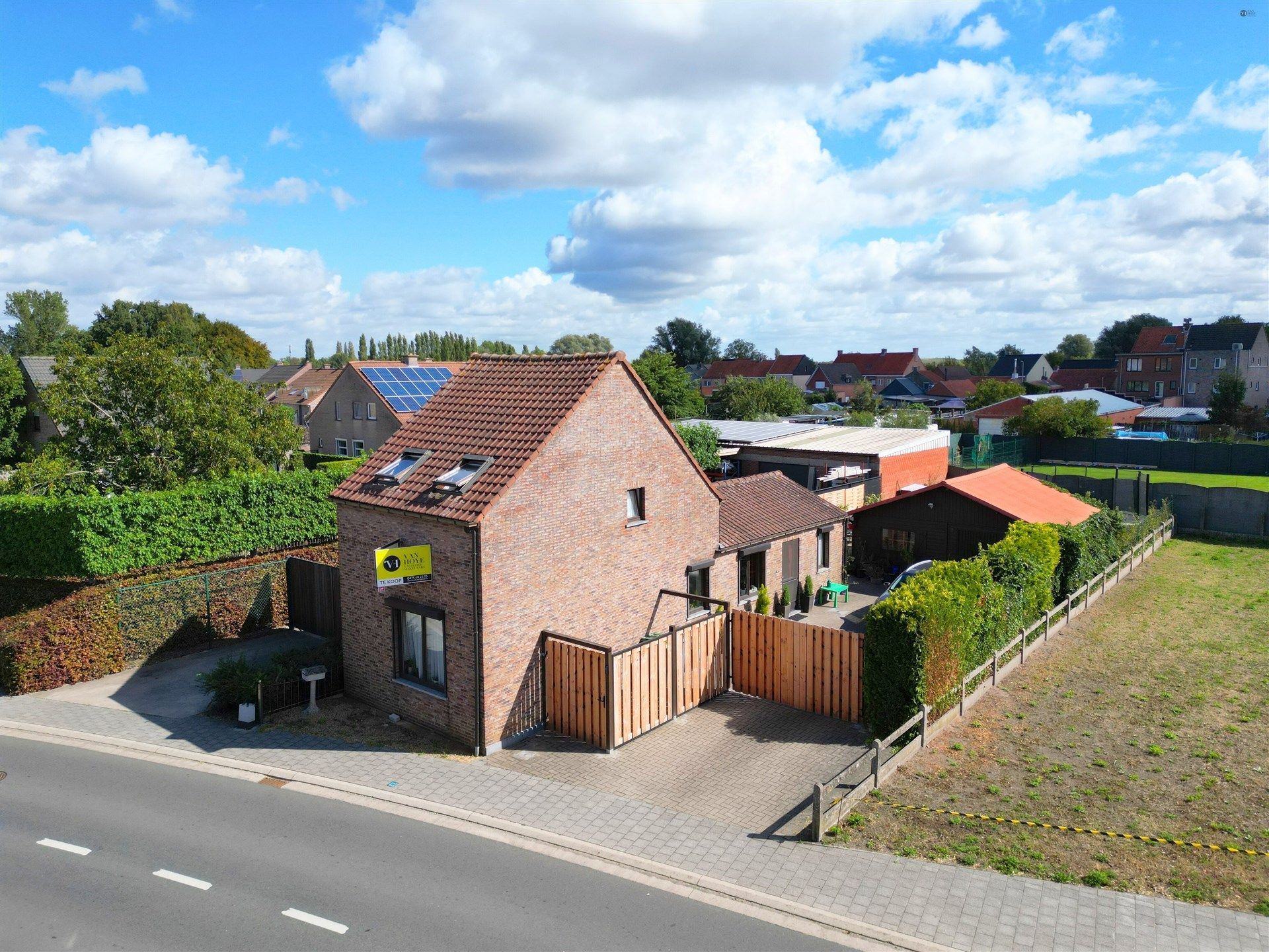 Hoofdfoto van de publicatie: verzorgde woning met brede oprit en garage