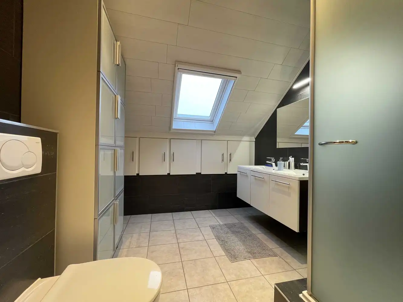 Rustig gelegen gezinswoning in onberispelijke staat van onderhoud foto 15