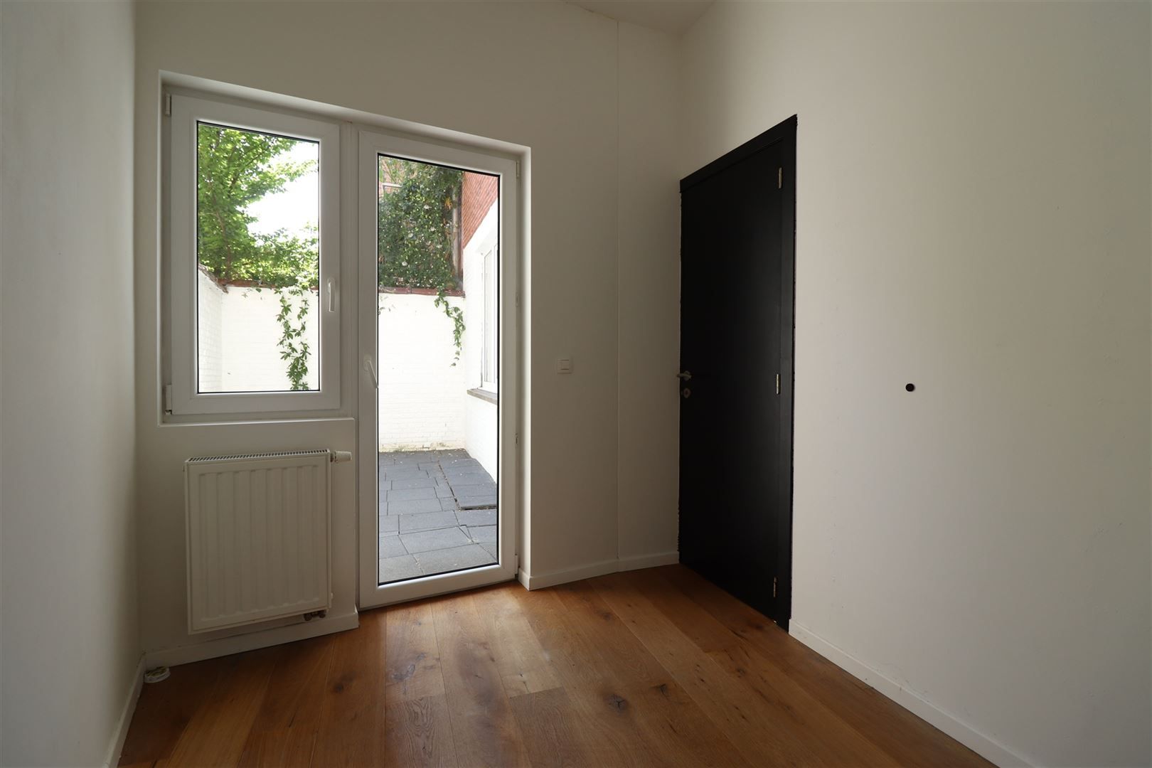 Gerenoveerd gelijkvloers appartement met terras foto 7