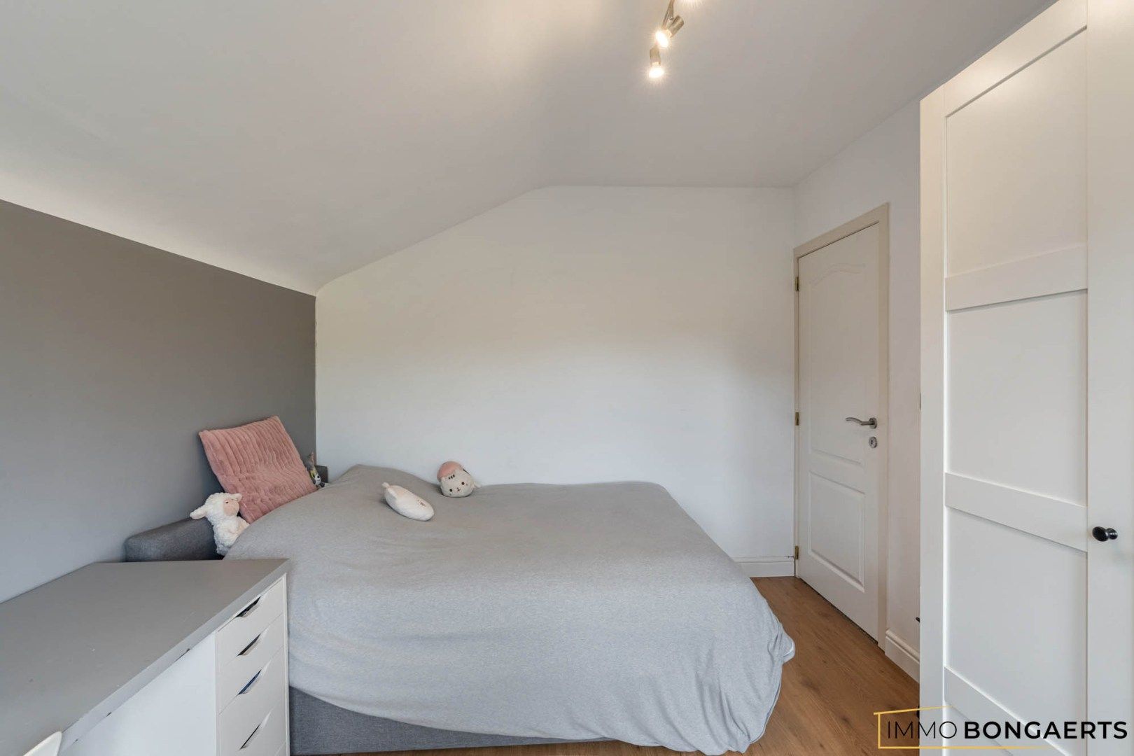 Instapklare woning met 4 slaapkamers en zwembad foto 15