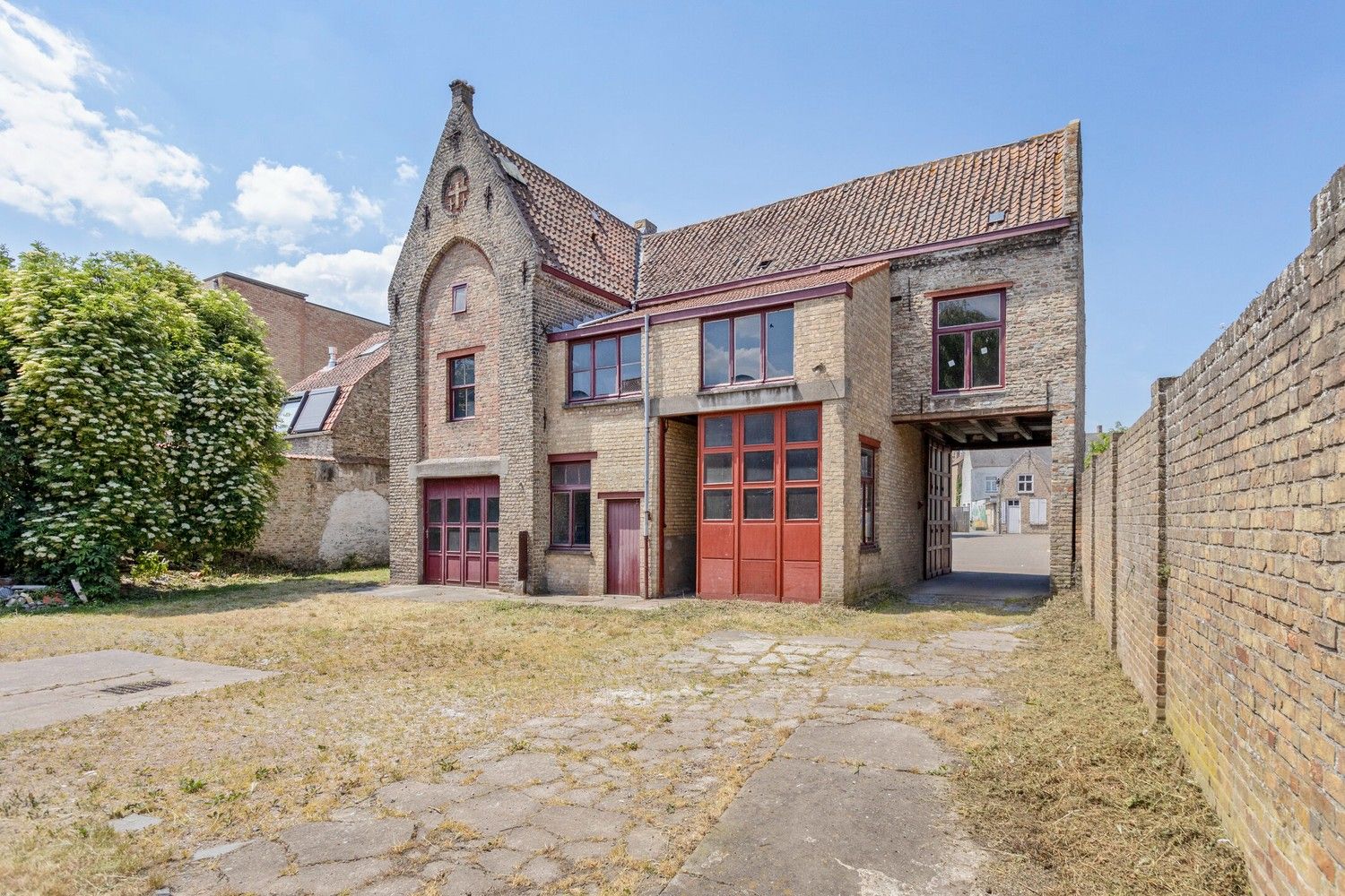 VEURNE: Historisch gebouw (reeds vermeld begin 15de eeuw, verbouwd in 1716) met meerdere garages pal in het centrum van Veurne op 673m² grondoppervlakte. foto 4