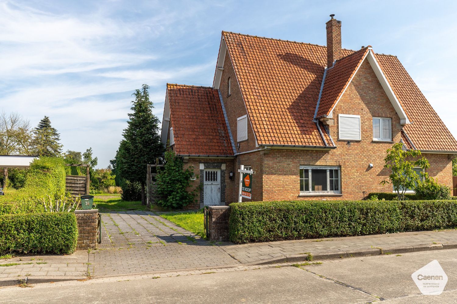 STEVIGE TE RENOVEREN HALF-OPEN WONING in het hartje van Oostkamp met 4 slaapkamers en GARAGE foto 2