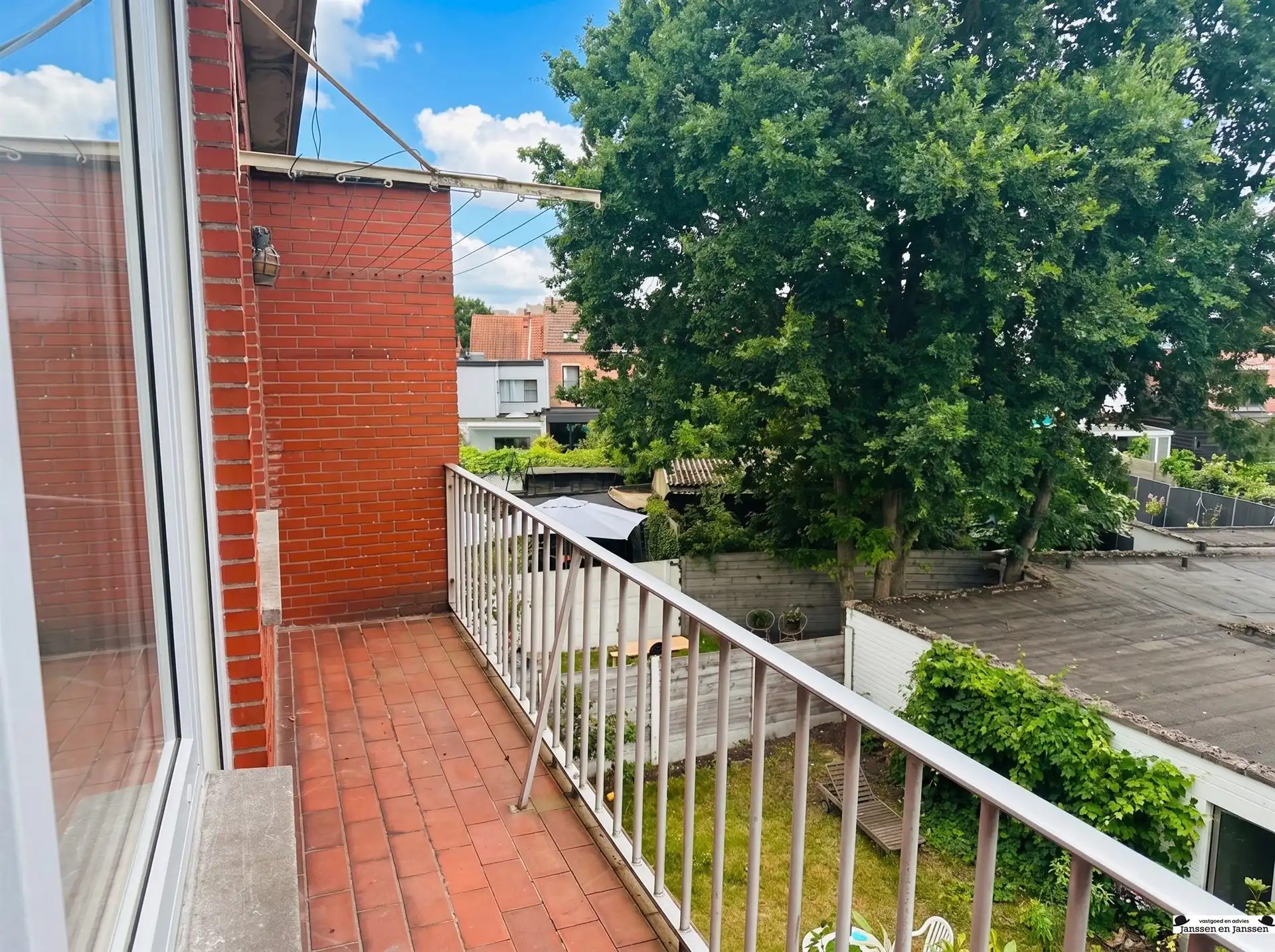 Instapklaar 2-slaapkamerappartement met terras foto 8