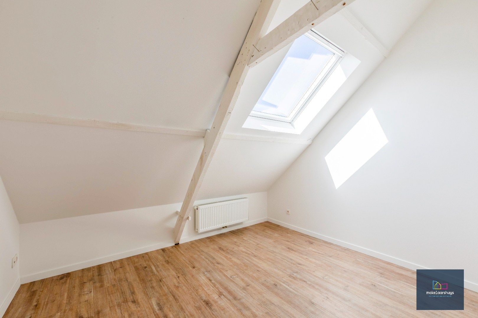 Instapklare gerenoveerde woning in rij met terras, tuin en garagebox foto 16