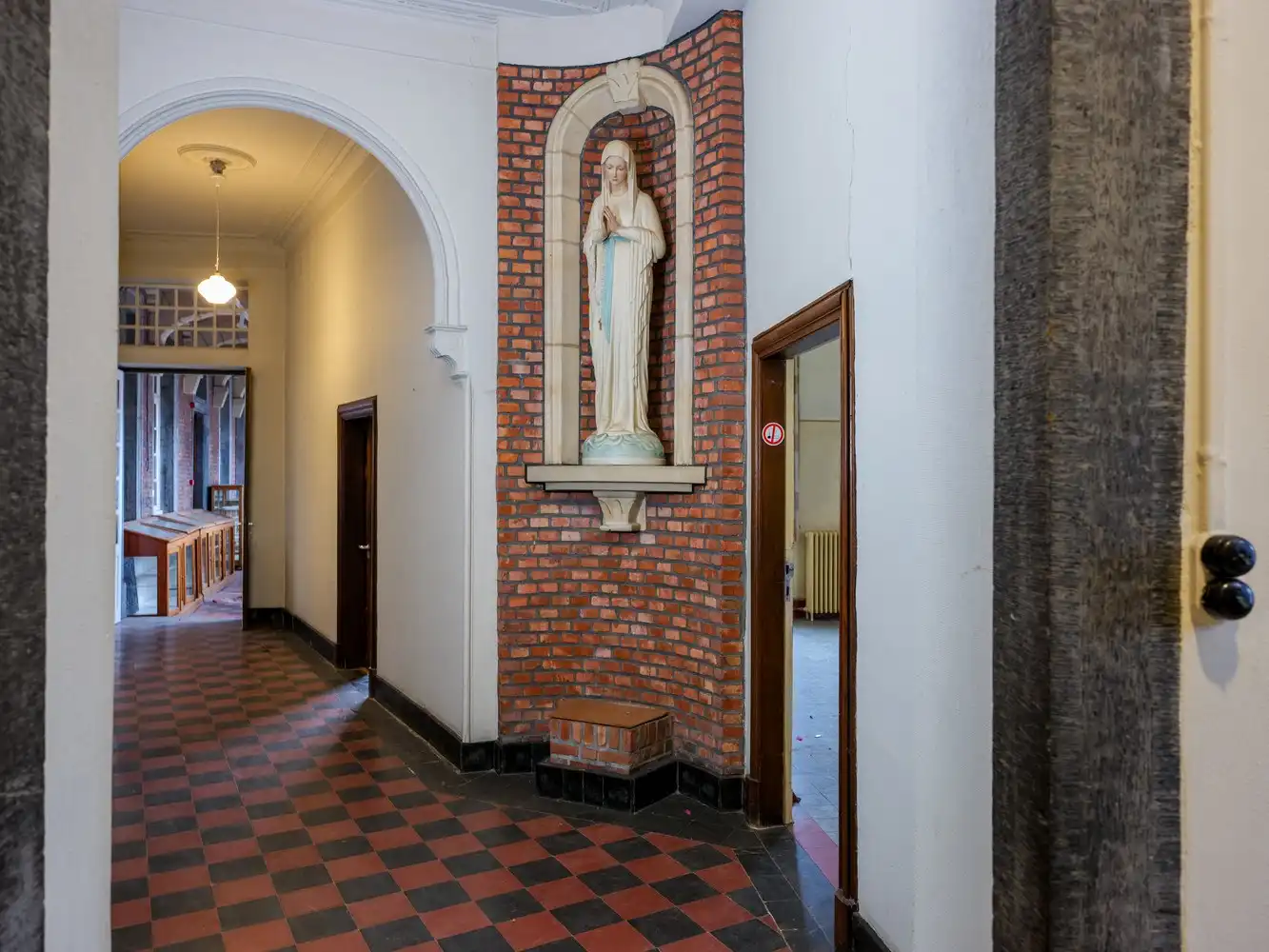 Uniek: voormalig klooster op een toplocatie met een enorm potentieel foto 10