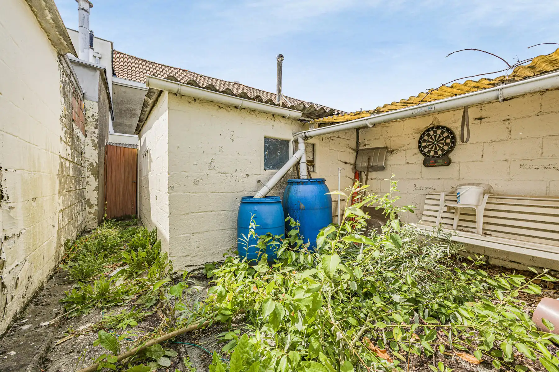 Goed gelegen te renoveren woning met twee slaapkamers foto 2