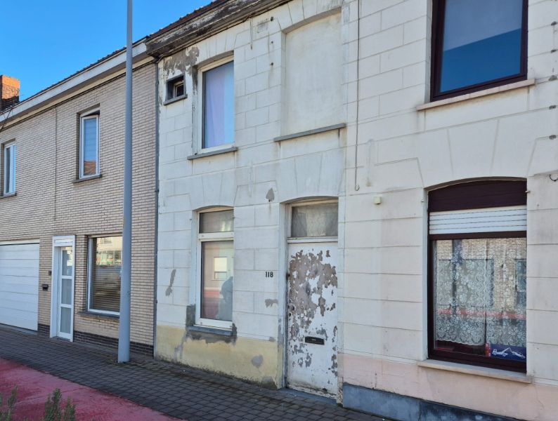 Roeselare-stadskern. Uitstekend gelegen compleet te renoveren woning op een perceel van +/- 60m2.  Twee verdiepingen en ruim zoldergedeelte. foto 4