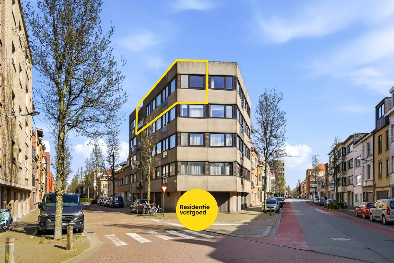 Op te frissen appartement met zicht op het Sint-Catharinaplein in Oostende foto {{pictureIndex}}