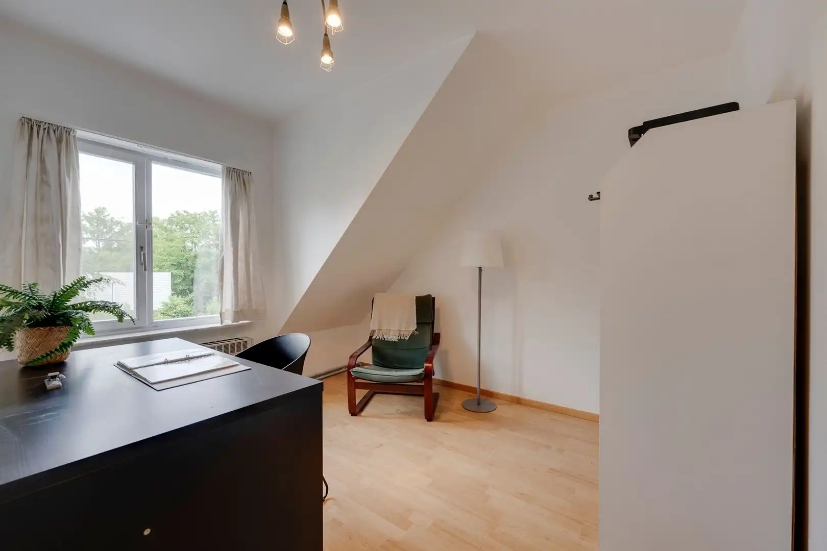 Toffe gezinswoning met 4 slaapkamers, 2 badkamers, garage en tuin foto 20