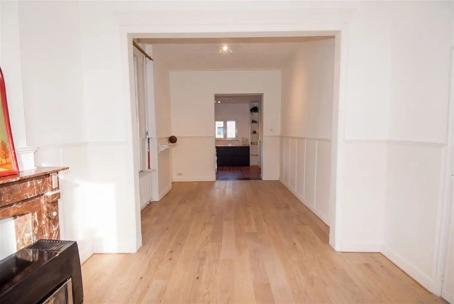 Volledig gerenoveerd, instapklaar herenhuis in eclectische stijl  met 3 slaapkamers(+dressing), mooi aangelegde tuin en autostaanplaats. foto 5